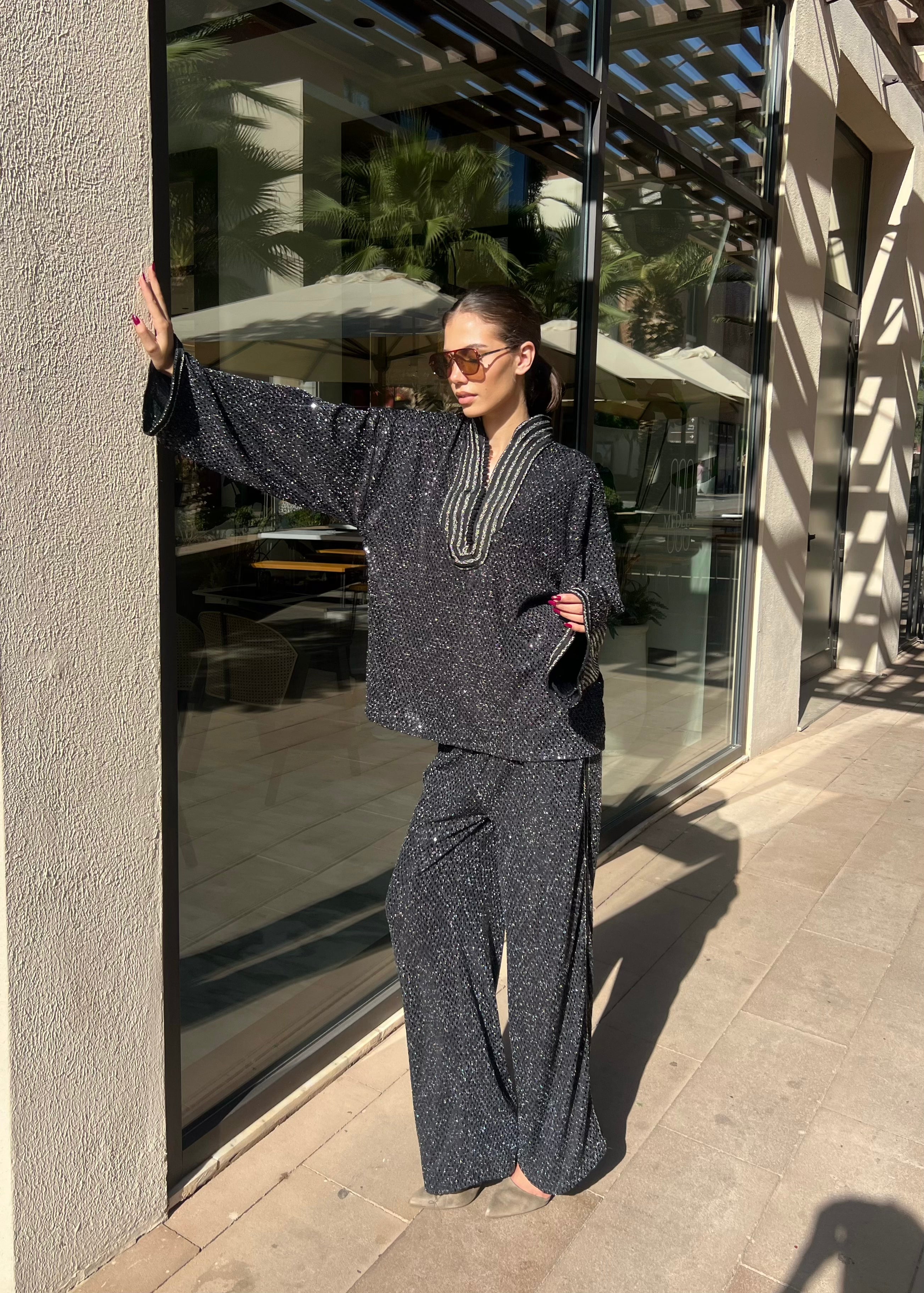 زي من الجاكار الأسود المتلألئ مع زي من الجاكار الأسود المتلألئ مع سفيفا متحركة، وتأثير مضيء ومظهر انسيابي أنيق