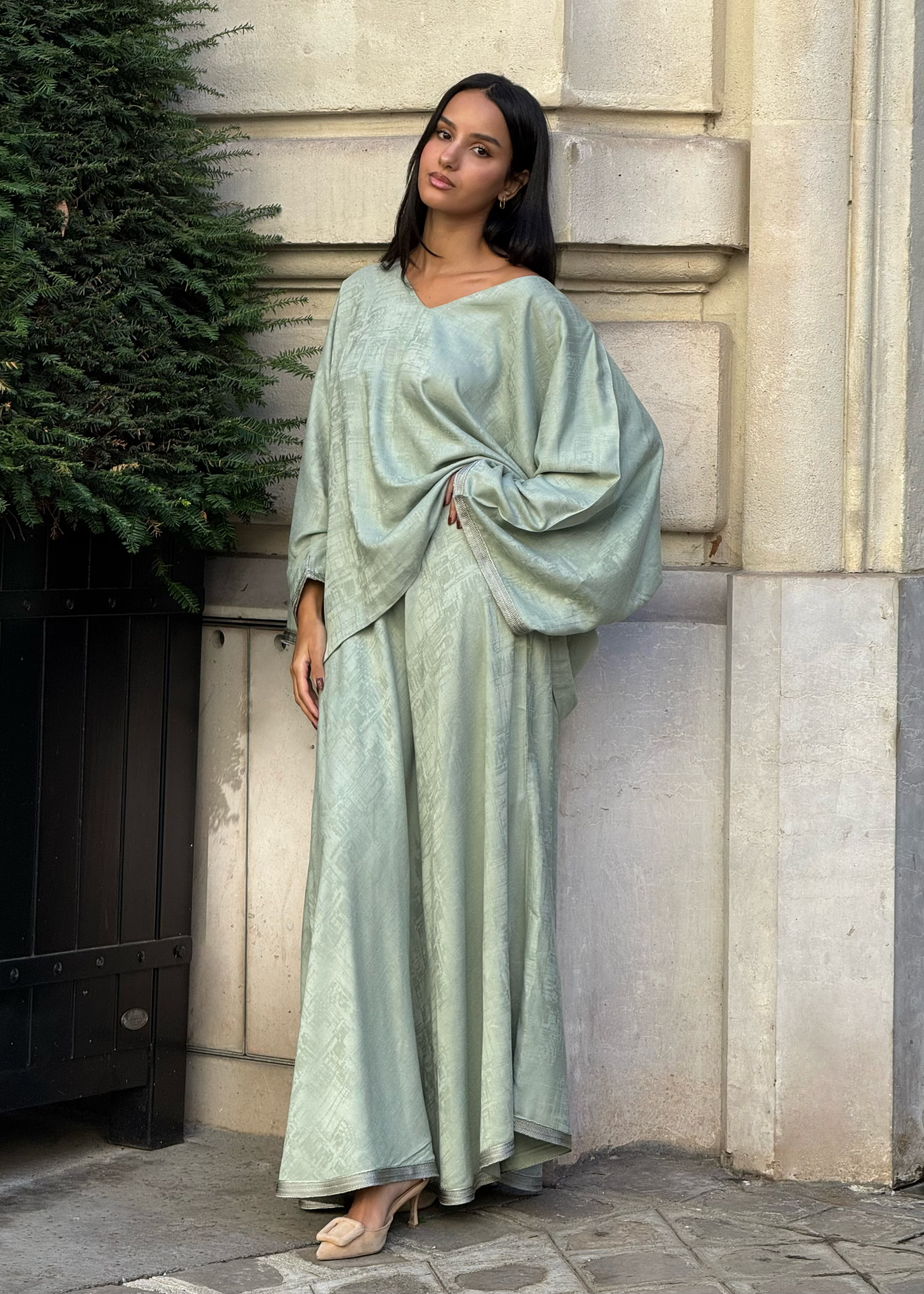 طقم بلوزة من الجاكار الحرير الأخضر المائي من الحرير المُلَفَّع وتنورة طويلة مع صفيحة يدوية