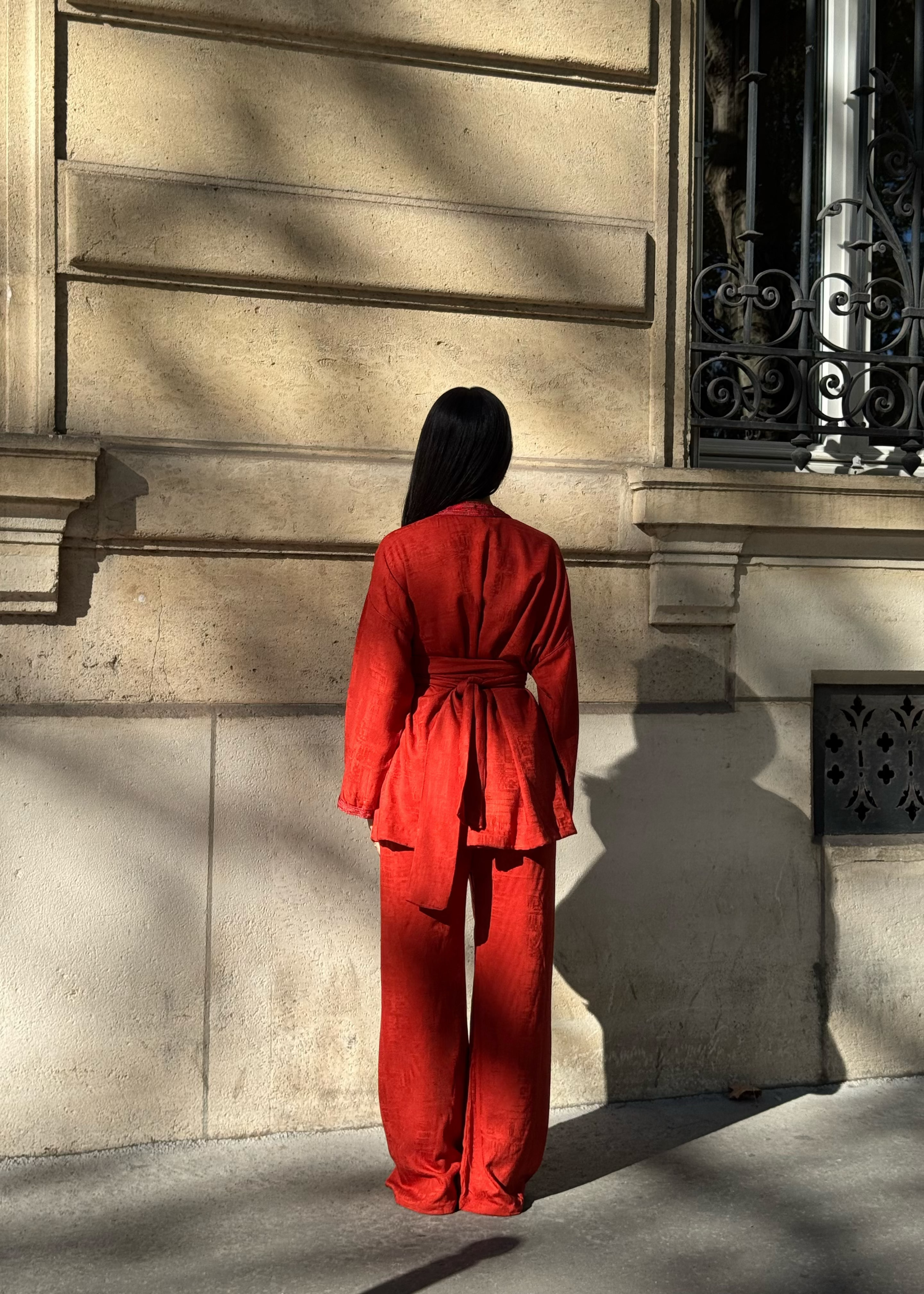 طقم كيمونو من الخلف وبنطلون أحمر من حرير الجاكار مليفا مع أزرار من السفيفة المصنوعة يدوياً وأزرار باللون العنابي