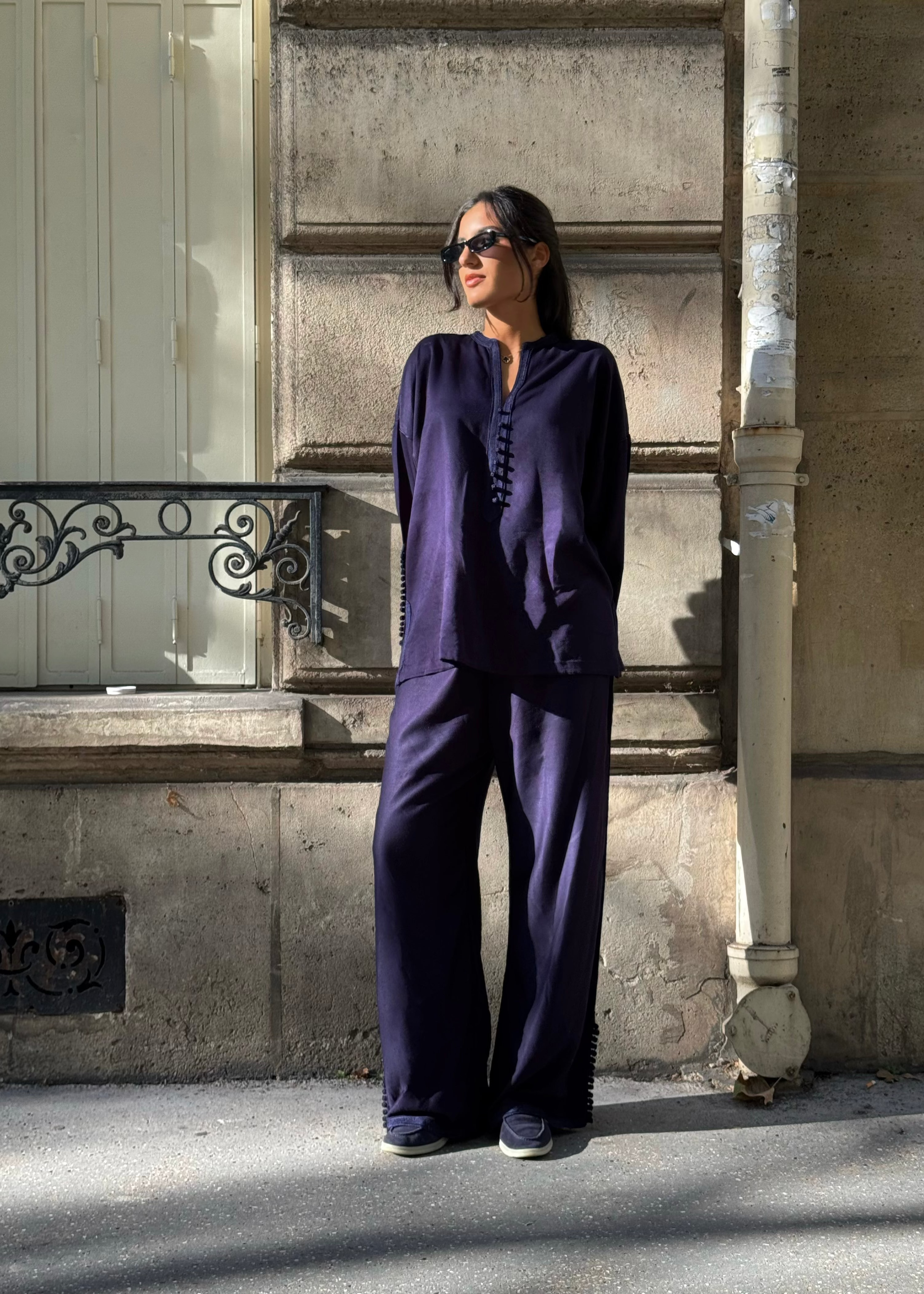 زي شرقي عصري من حرير مليفة أزرق داكن، قميص وبنطلون مع سفيفة مصنوعة يدوياً - منظر أمامي