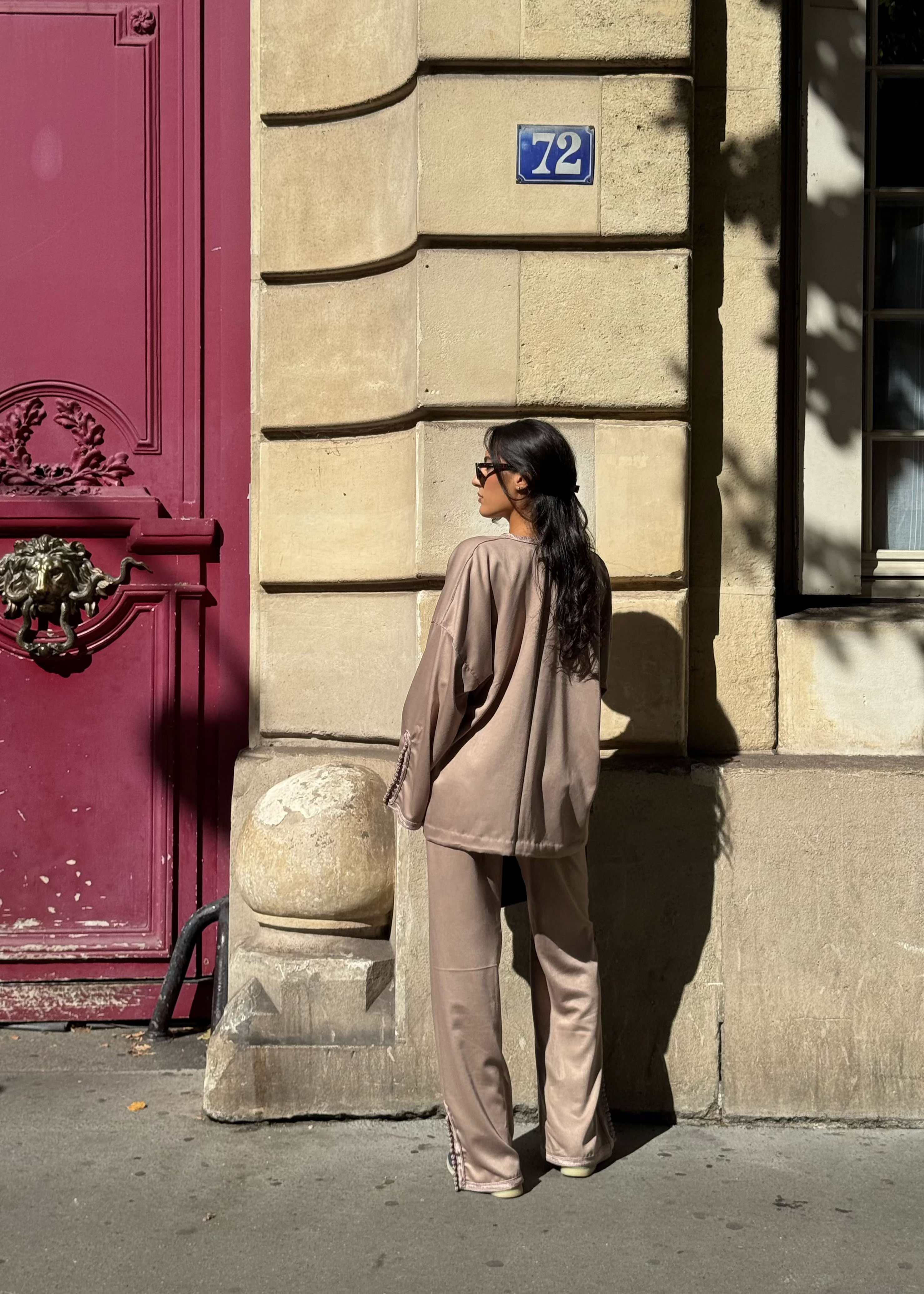 ظهر الطقم الشرقي من حرير مليفا الرمادي الداكن، قميص وبنطلون بلمسات نهائية يدوية