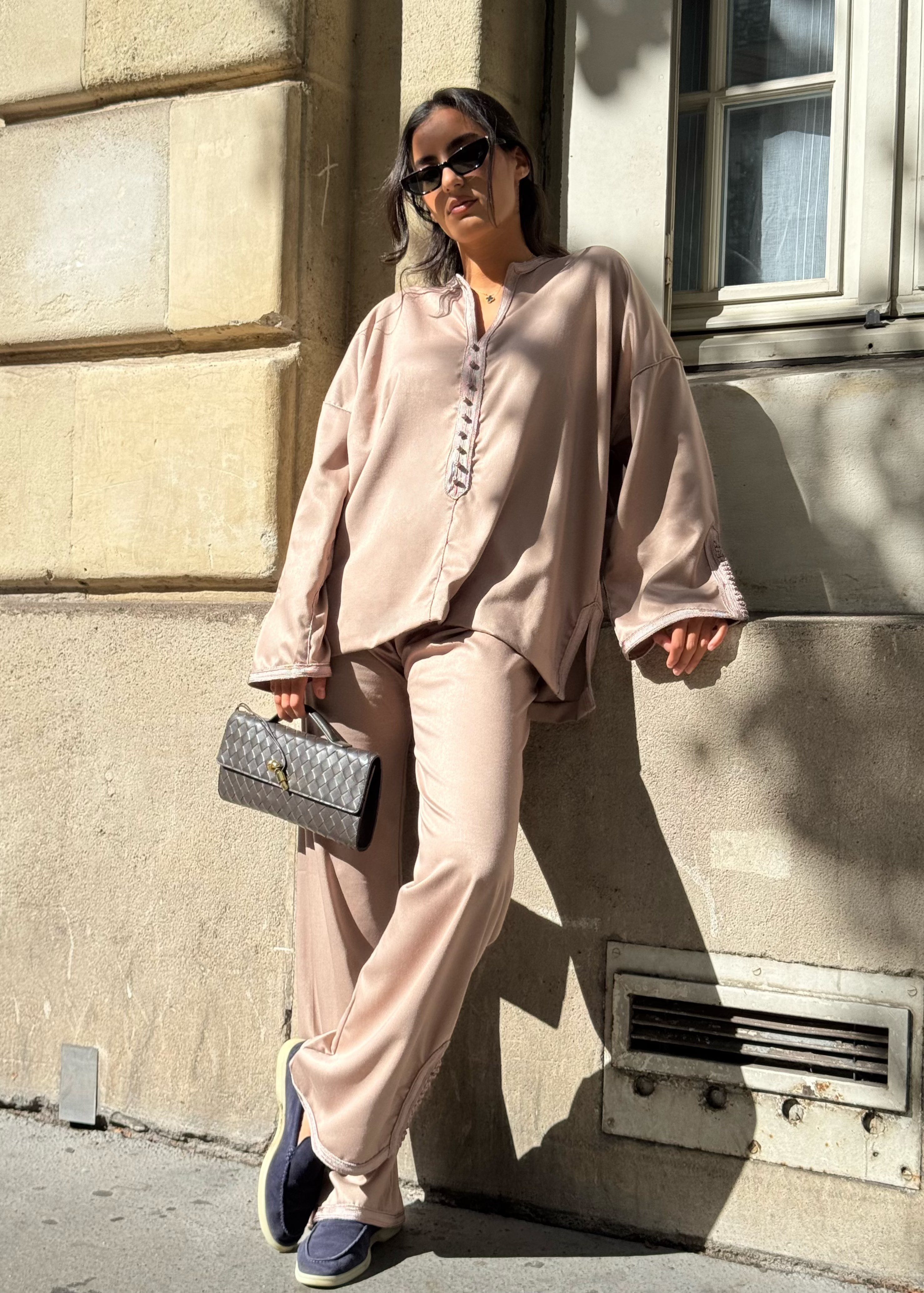 زي شرقي عصري من الحرير الملفت الرمادي الداكن، قميص وبنطلون مع سفيفة مصنوعة يدوياً - منظر أمامي