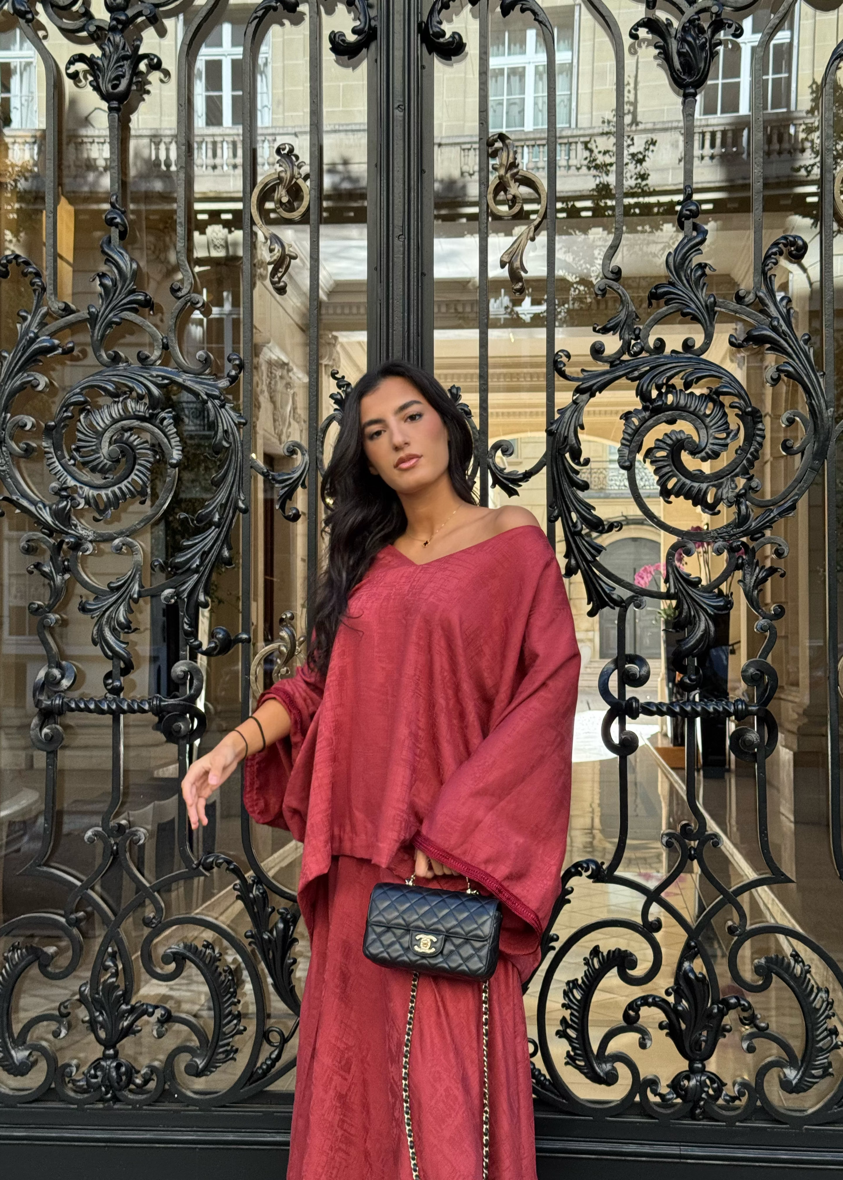 طقم من حرير الجاكار تراكوتا من الحرير الملفت، بلوزة وتنورة طويلة مع سفيفة يدوية الصنع - منظر أمامي