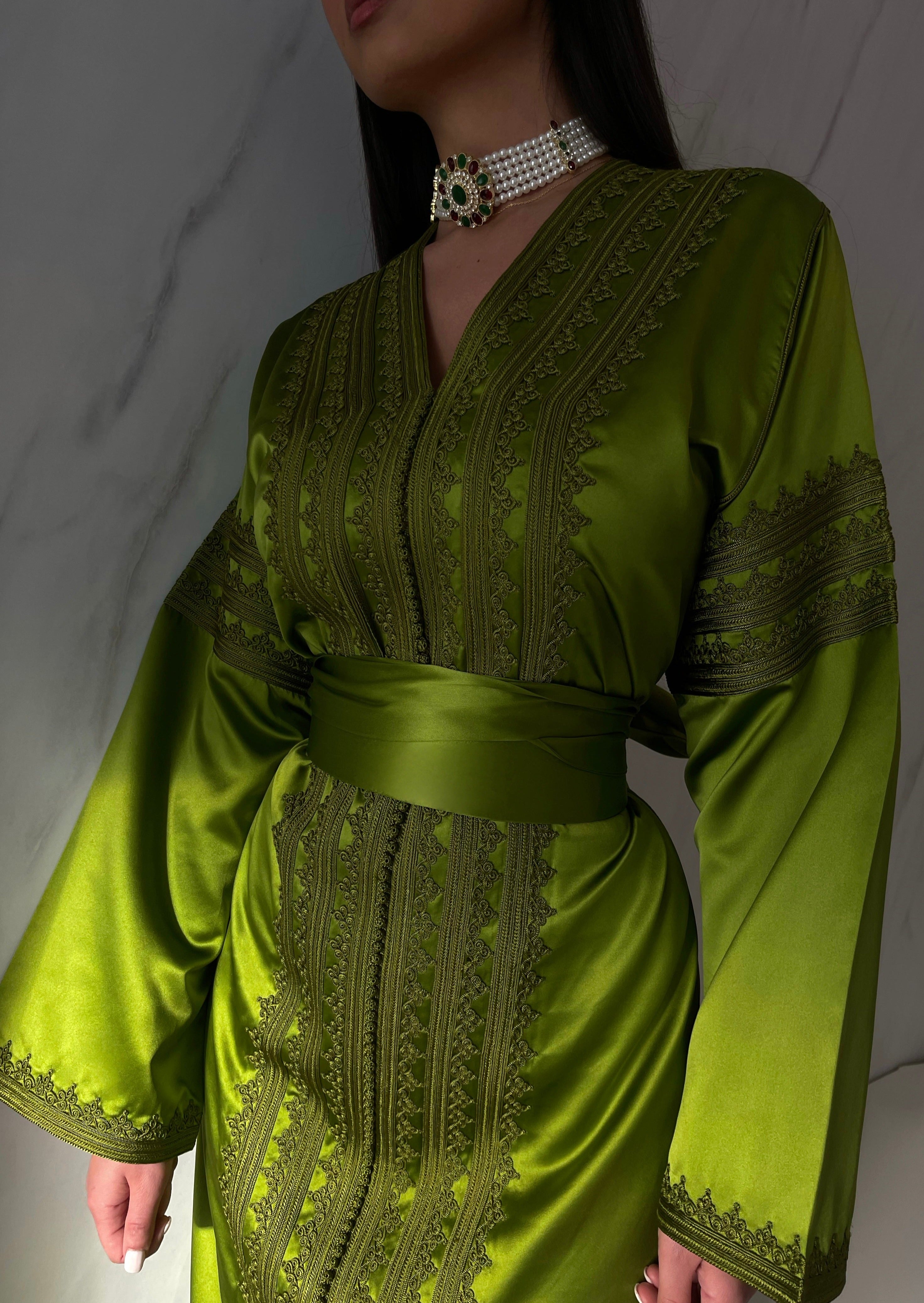 Caftan en drap de soie vert brodé, pièce emblématique du vestiaire maghrébin