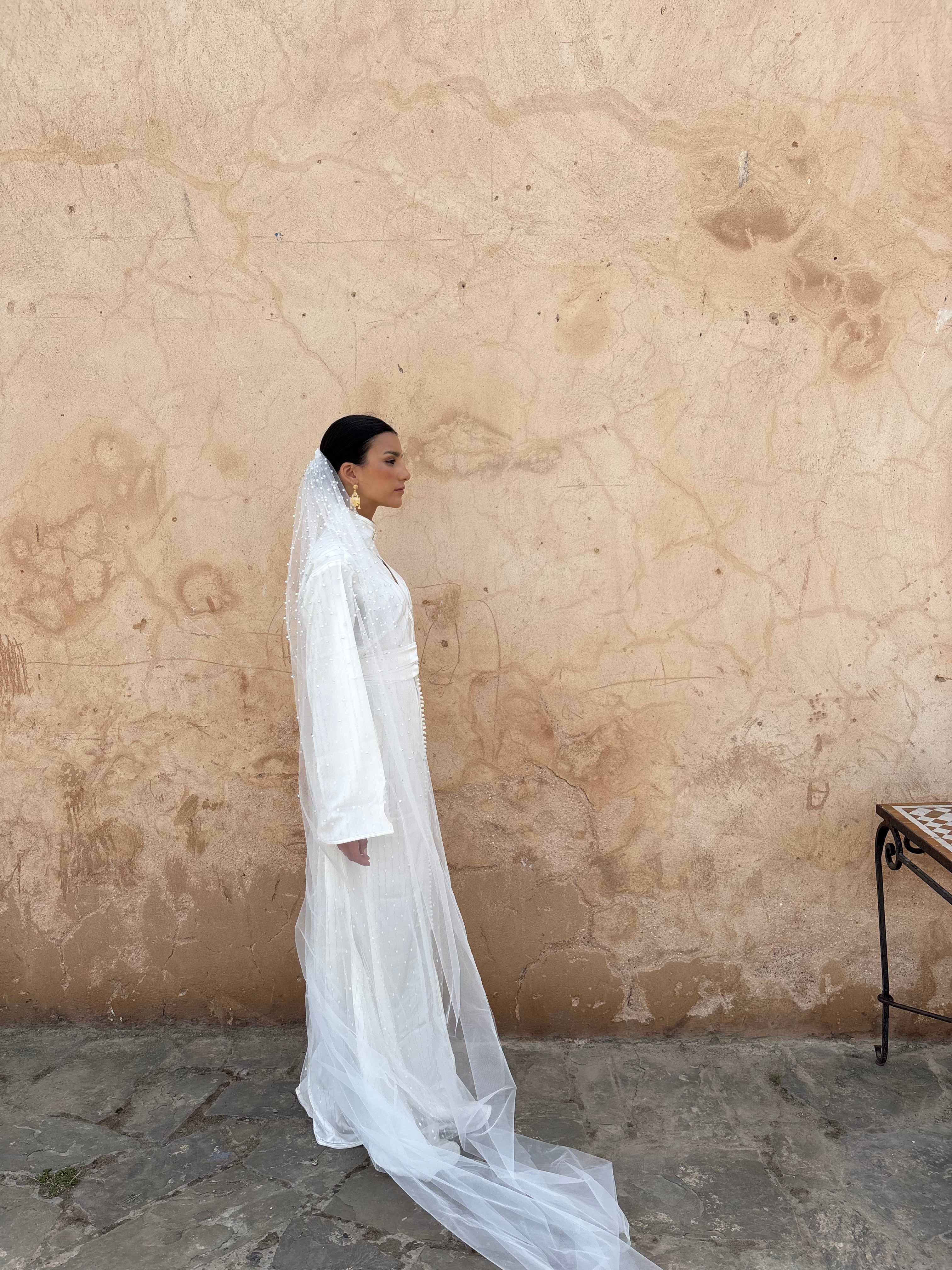 Caftan De Mariée Blanc À Col Montant Et Relief Perlé