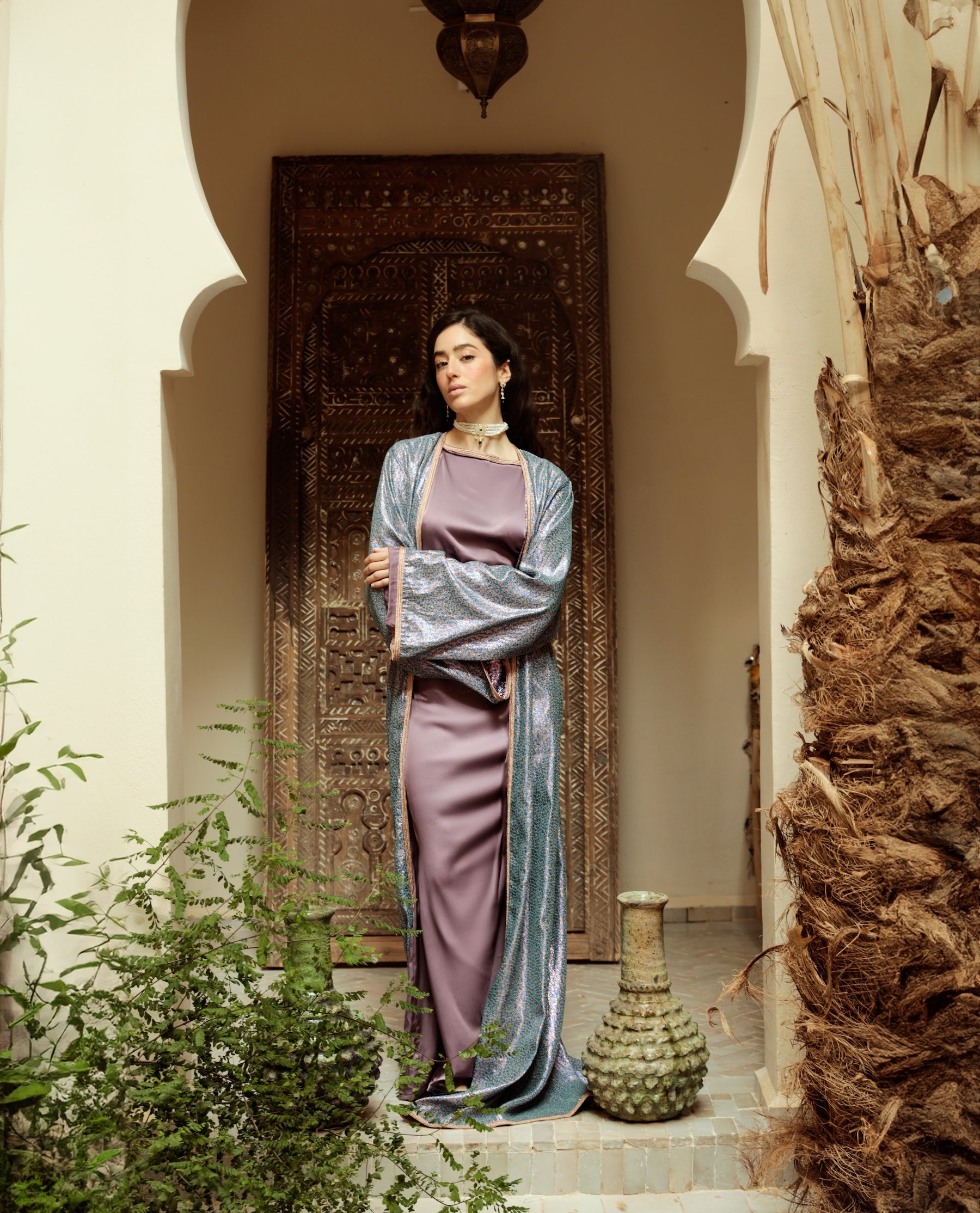 Abaya kimono en jacquard lurex violet et bleu portée en mouvement, effet fluide et lumineux.