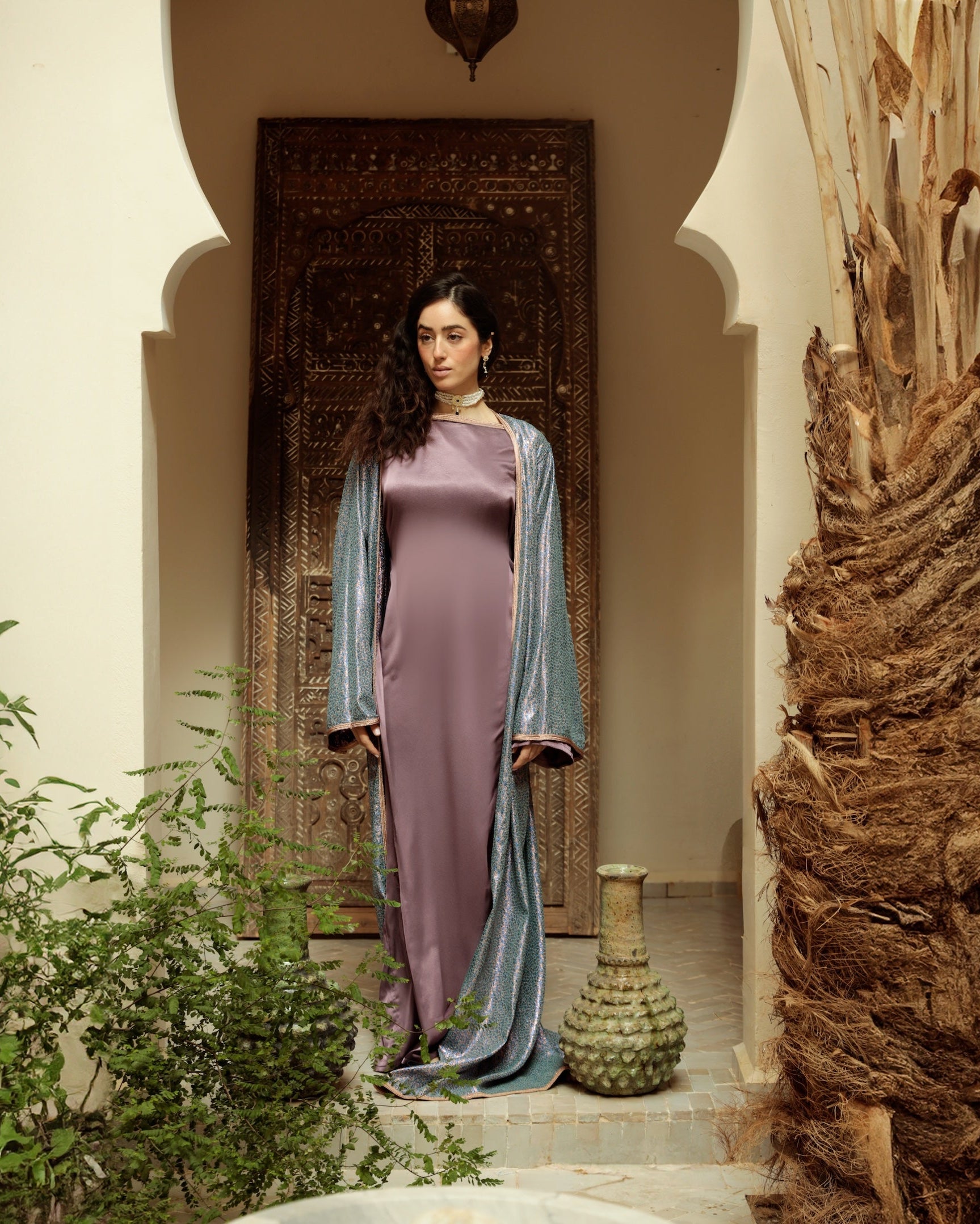 Abaya kimono en jacquard lurex violet et bleu, coupe fluide, vue de face.