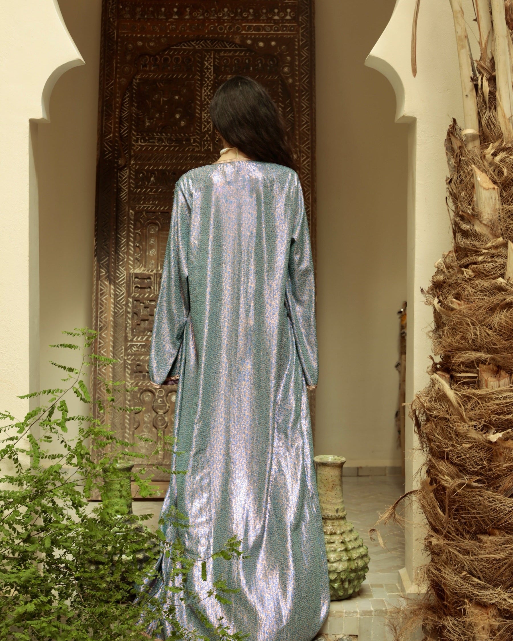 Abaya kimono en jacquard réversible portée de dos, mettant en valeur le tombé et le tissu.