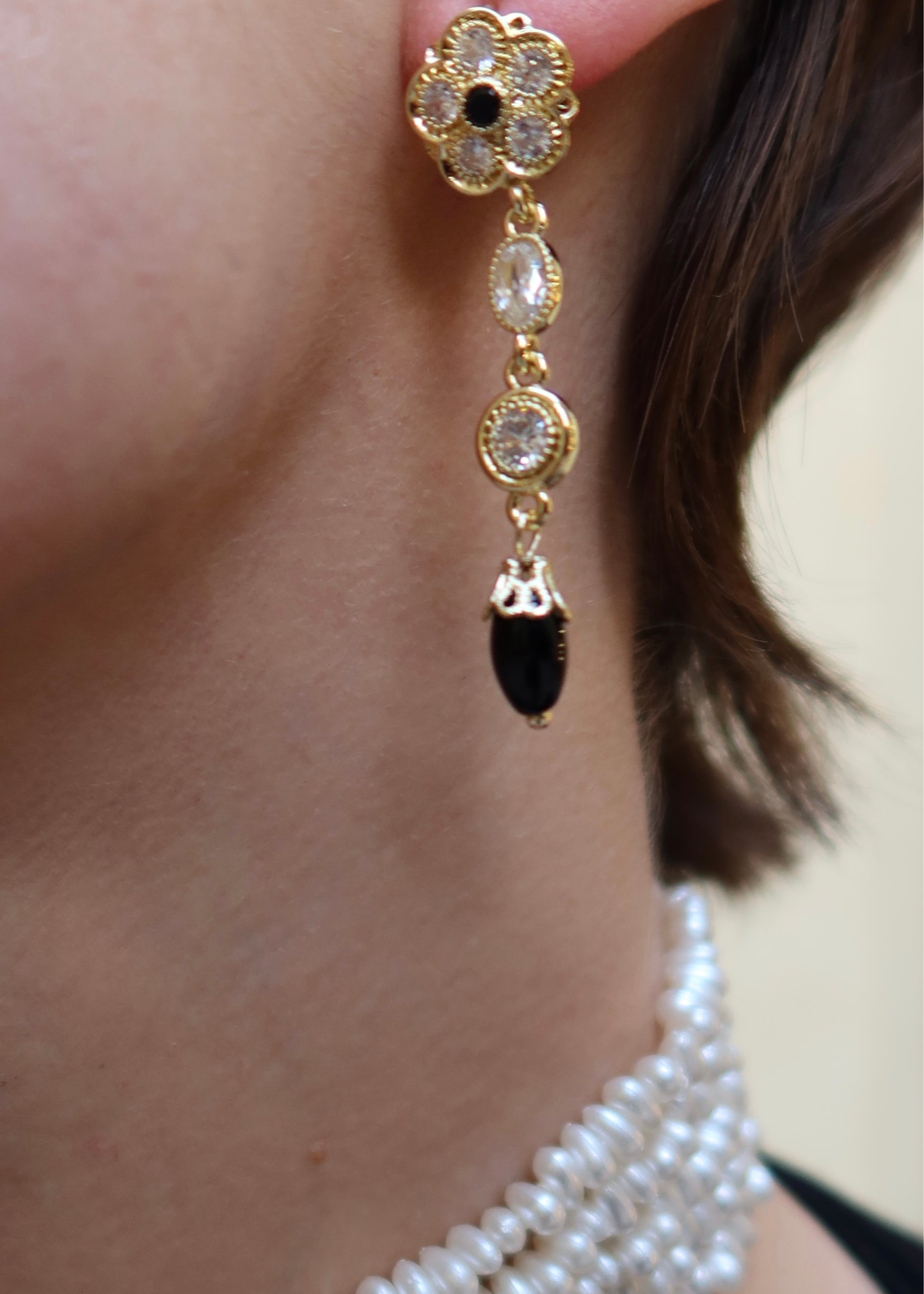 Boucles d’oreilles fleur noir et doré design élégant pour femme