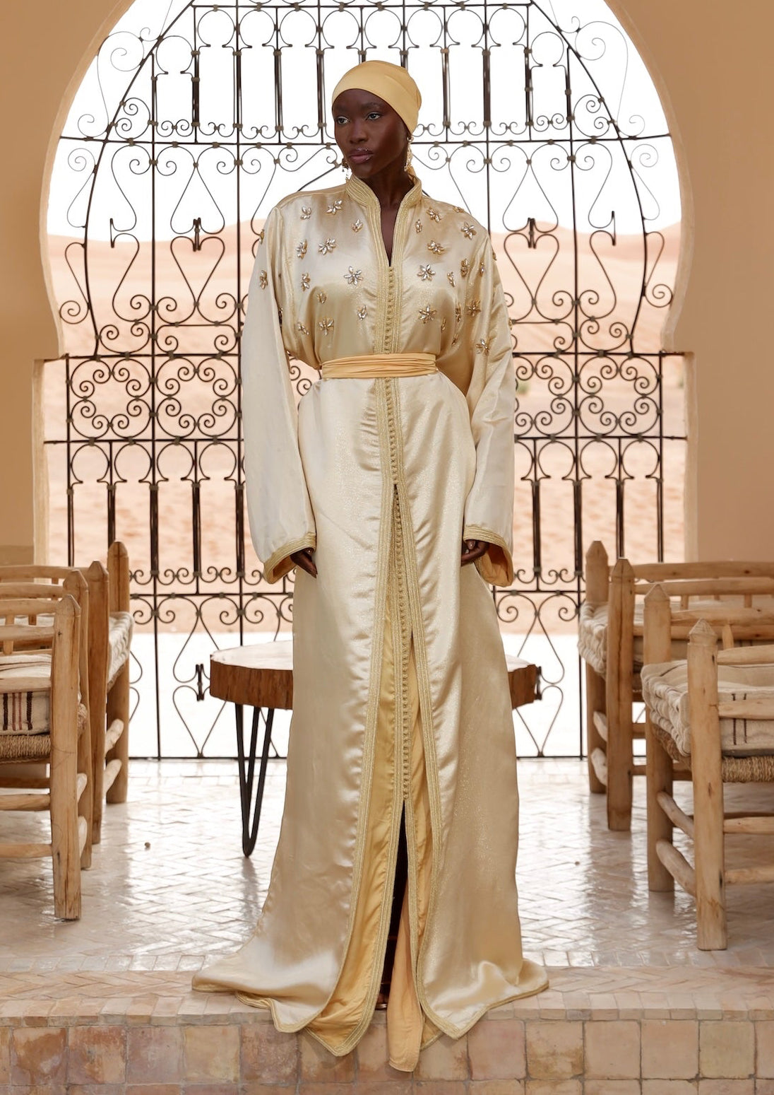 Caftan en soie lamée dorée ornée de perles, vue de face.