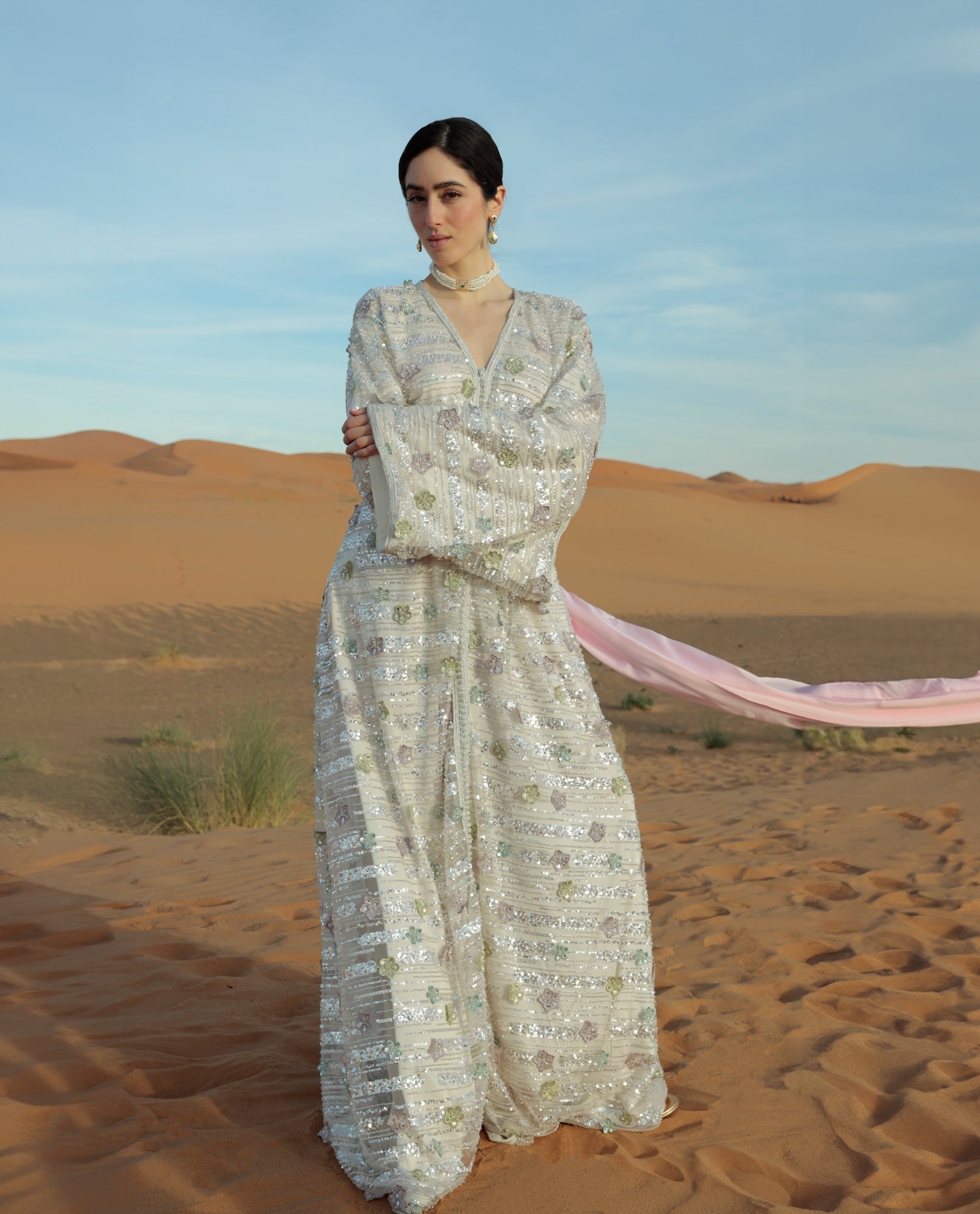 Caftan en tulle perlé argenté à motifs floraux, vue de face.