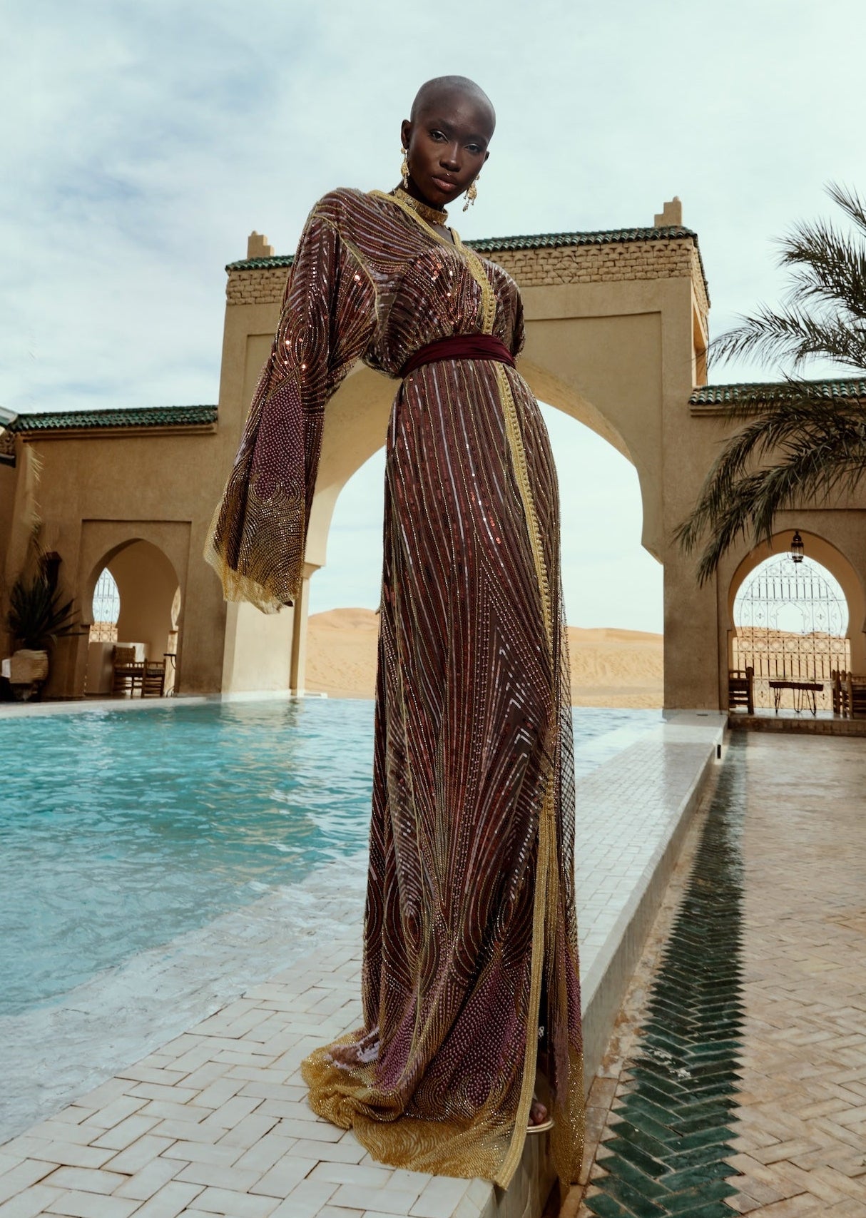 Caftan en tulle perlé doré et bordeaux avec sfifa artisanale, vue de face.