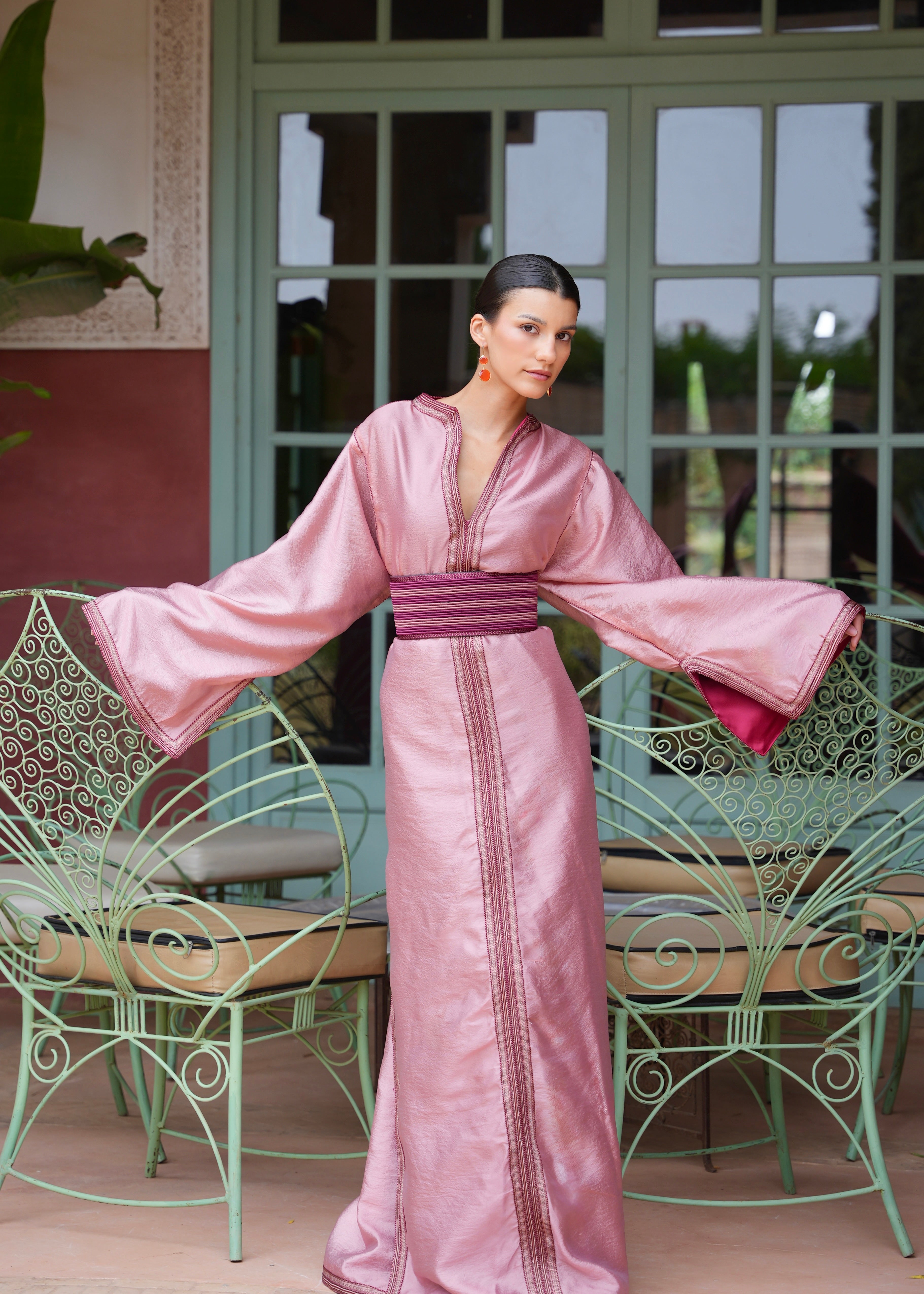 Caftan Moderne en Satin Drapé Rose Ceinture Rigide