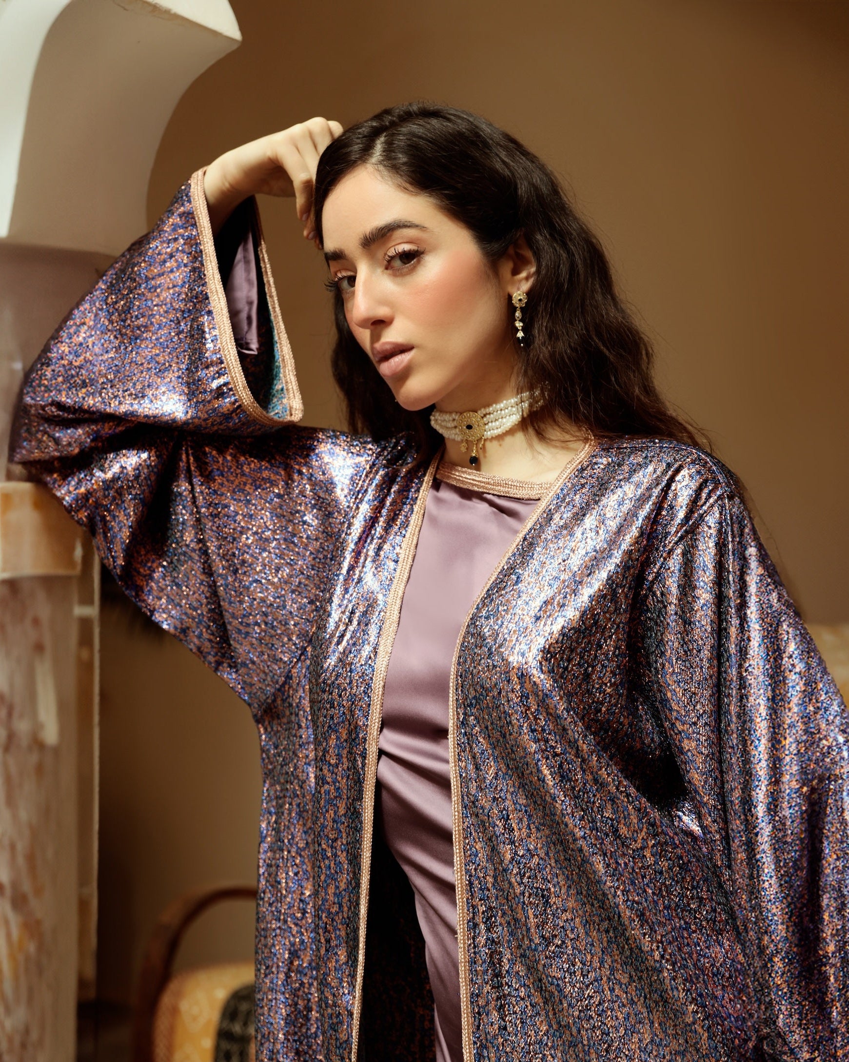 Gros plan sur le tissu jacquard lurex violet et bleu aux reflets lumineux.