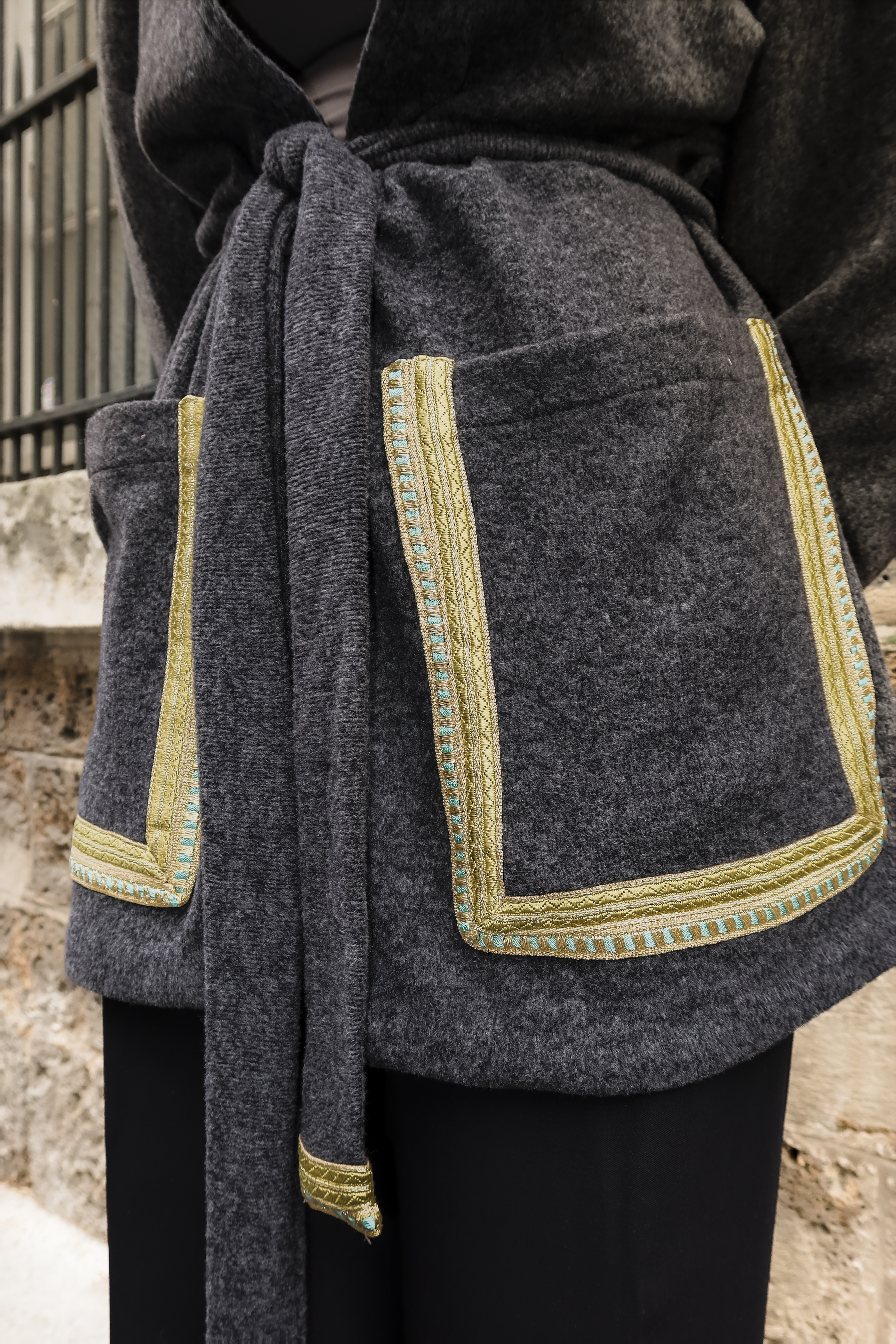 Détail de la sfifa marocaine verte sur gilet en laine gris foncé