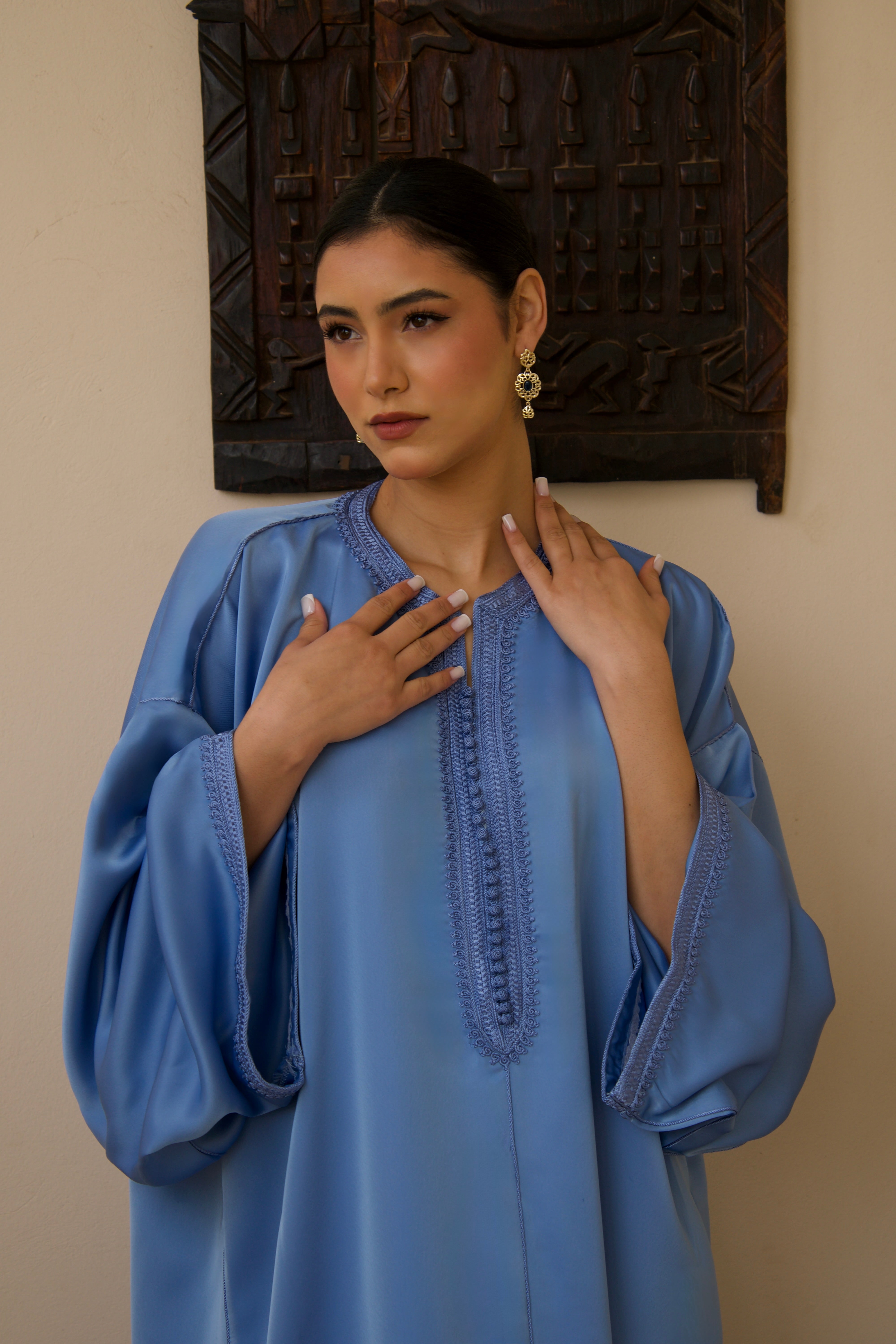 Gros plan sur la sfifa brodée d’une jellaba en satin duchesse bleu.