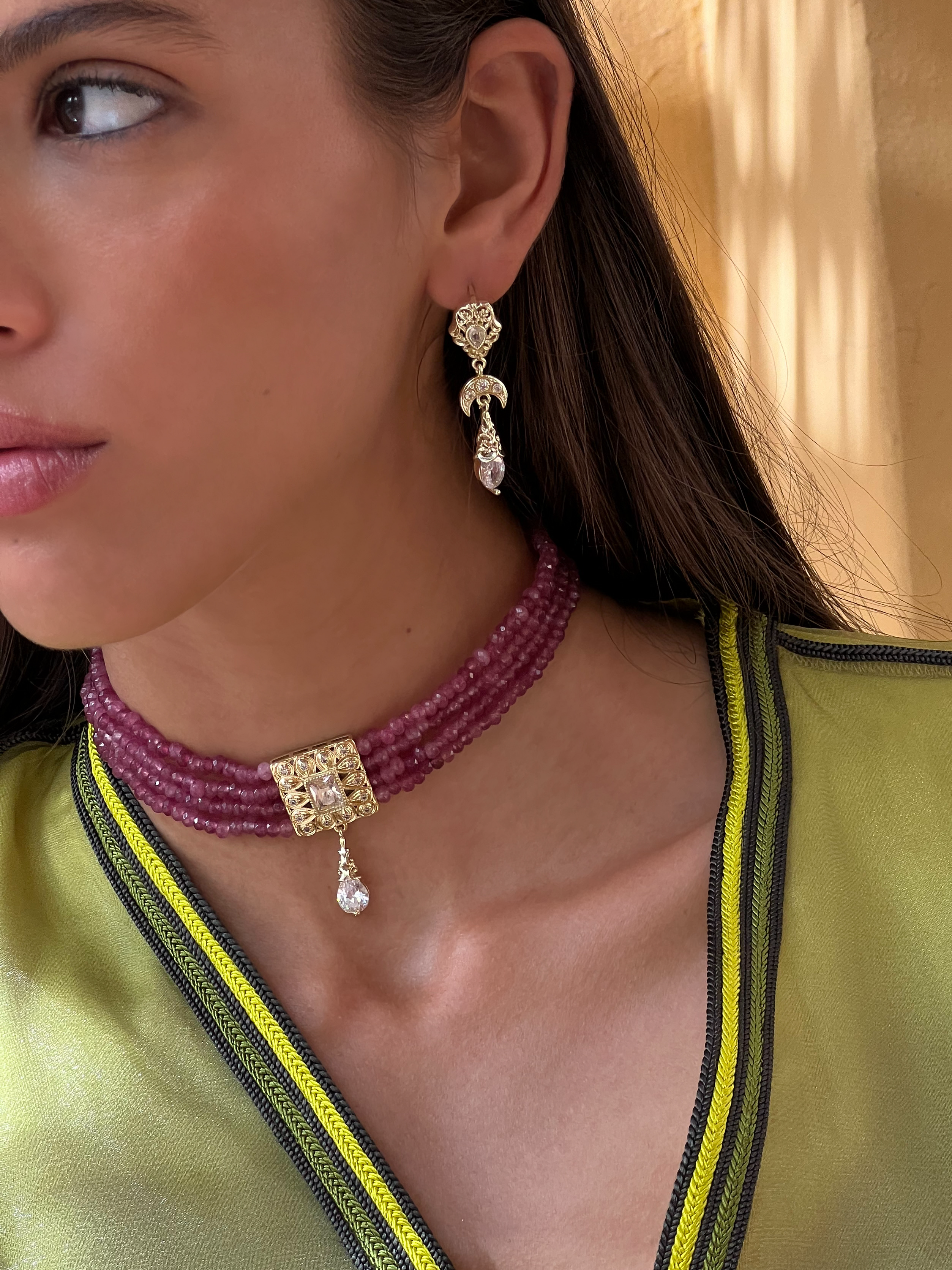 Ensemble collier framboise et boucles d'oreilles dorées