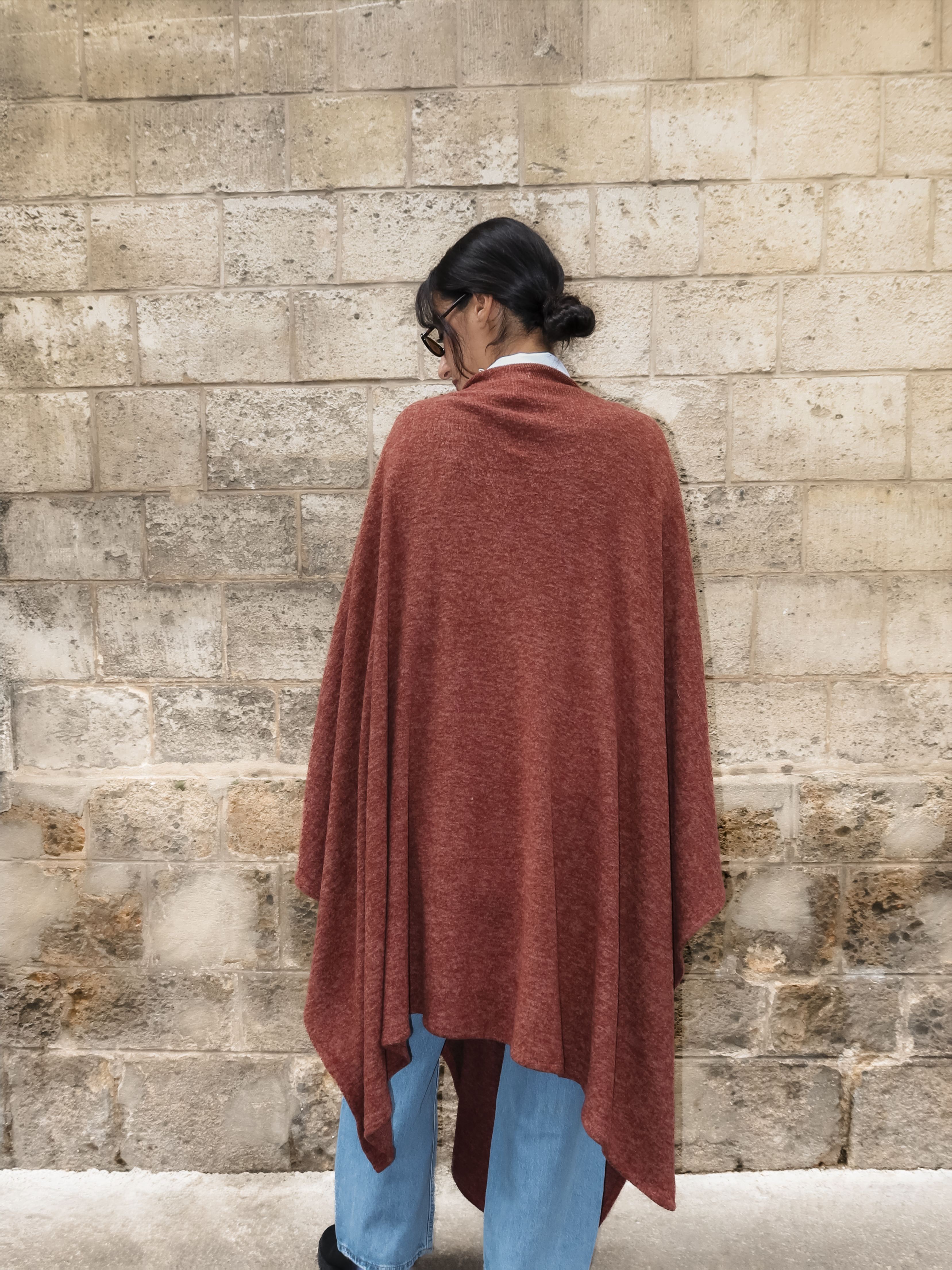 Gilet bohème long en laine bordeaux avec broderies orientales et boutons marocains vu de dos