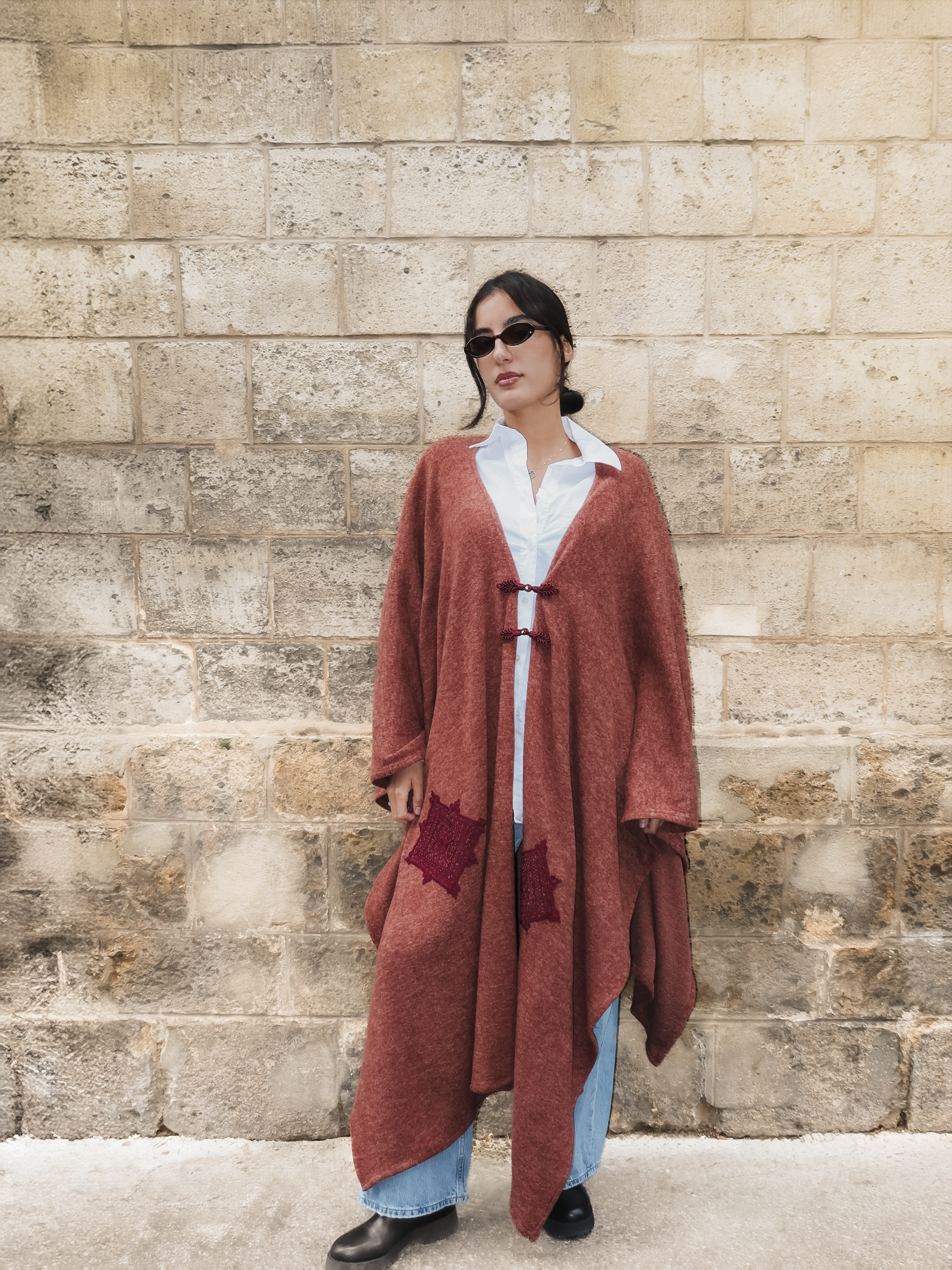 Gilet bohème long en laine bordeaux avec broderies orientales et boutons marocains vu de face