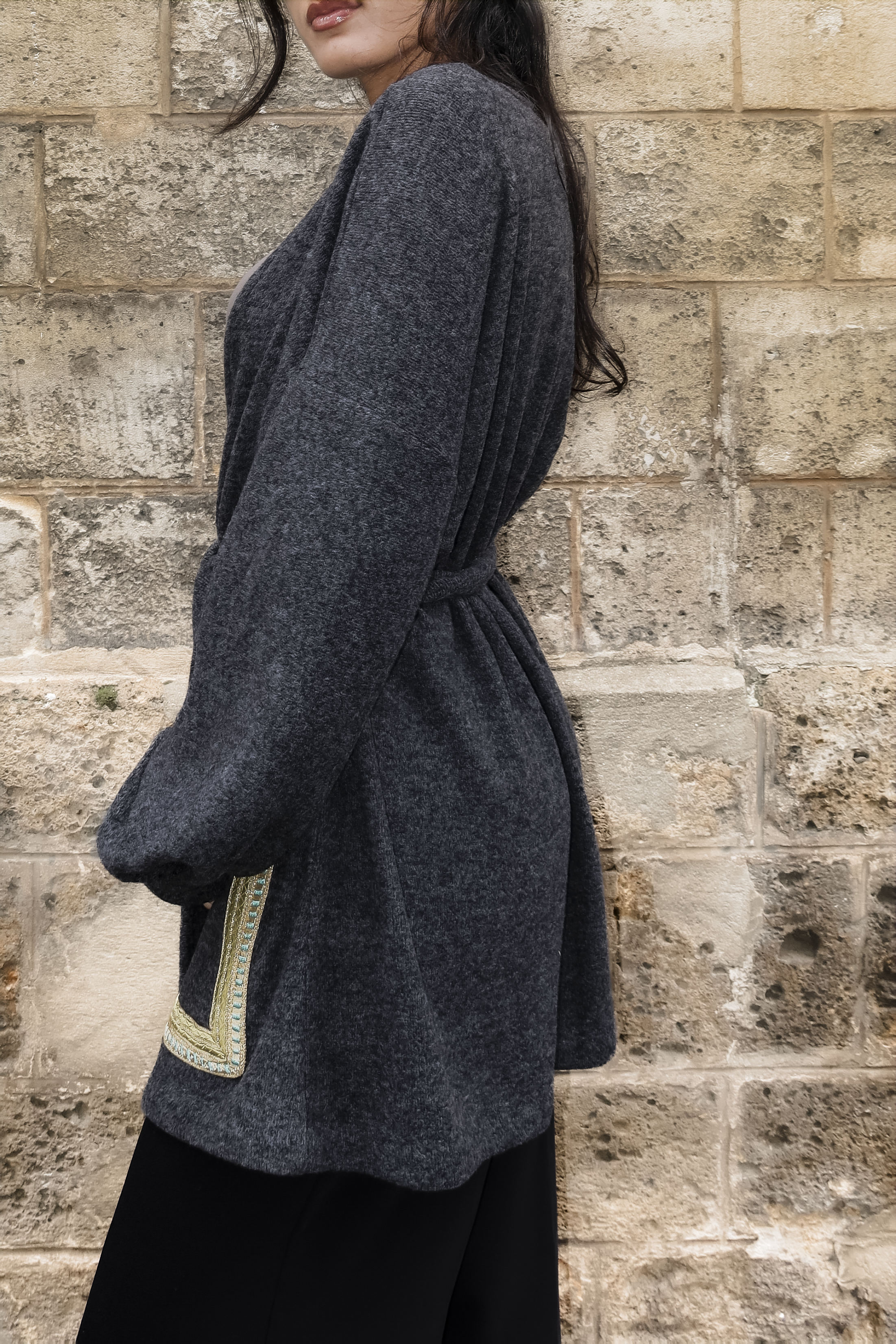 Gilet en laine gris foncé avec sfifa marocaine verte vu de profil