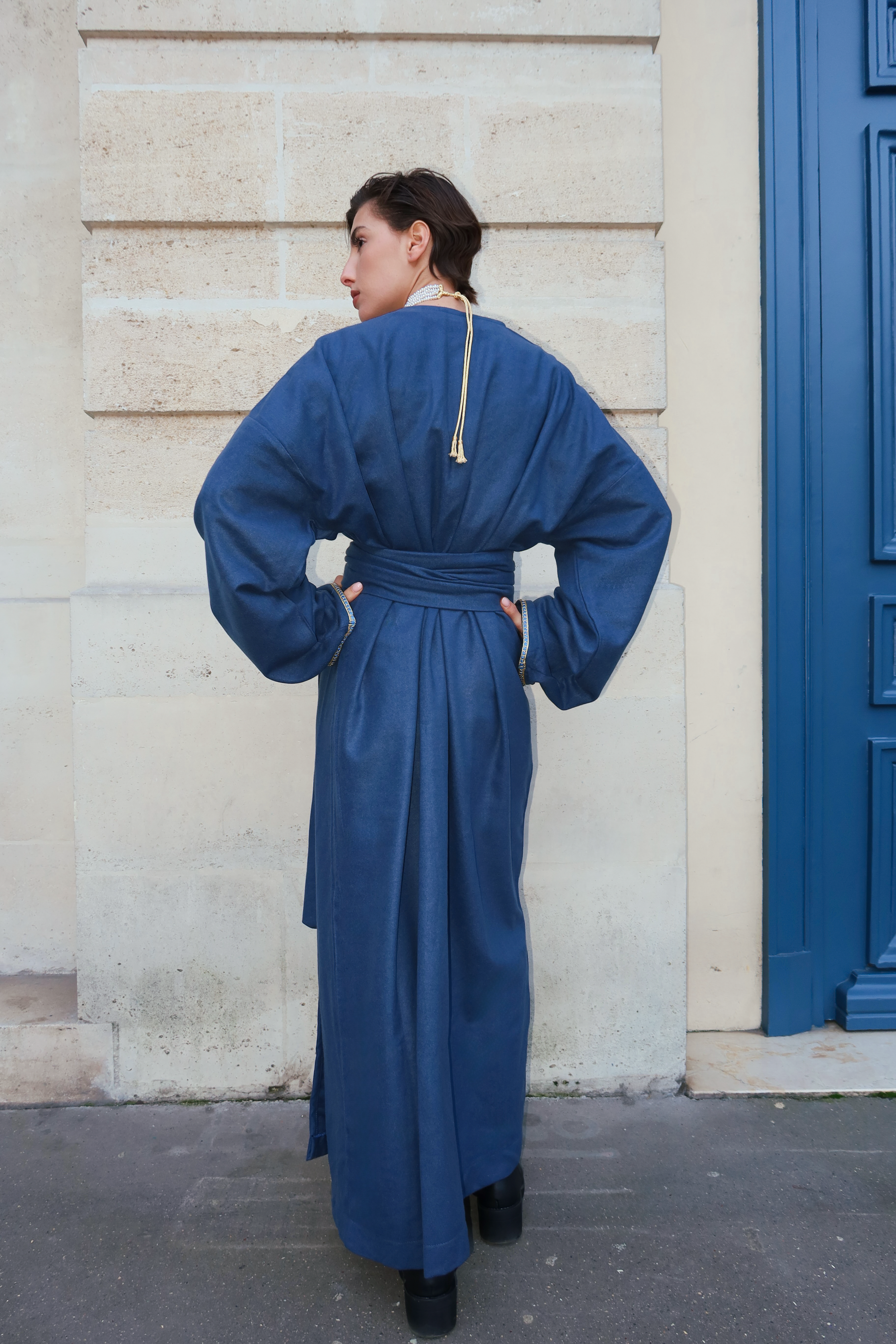 Vue de dos d’un gilet long en cachemire bleu, coupe fluide et finitions élégantes