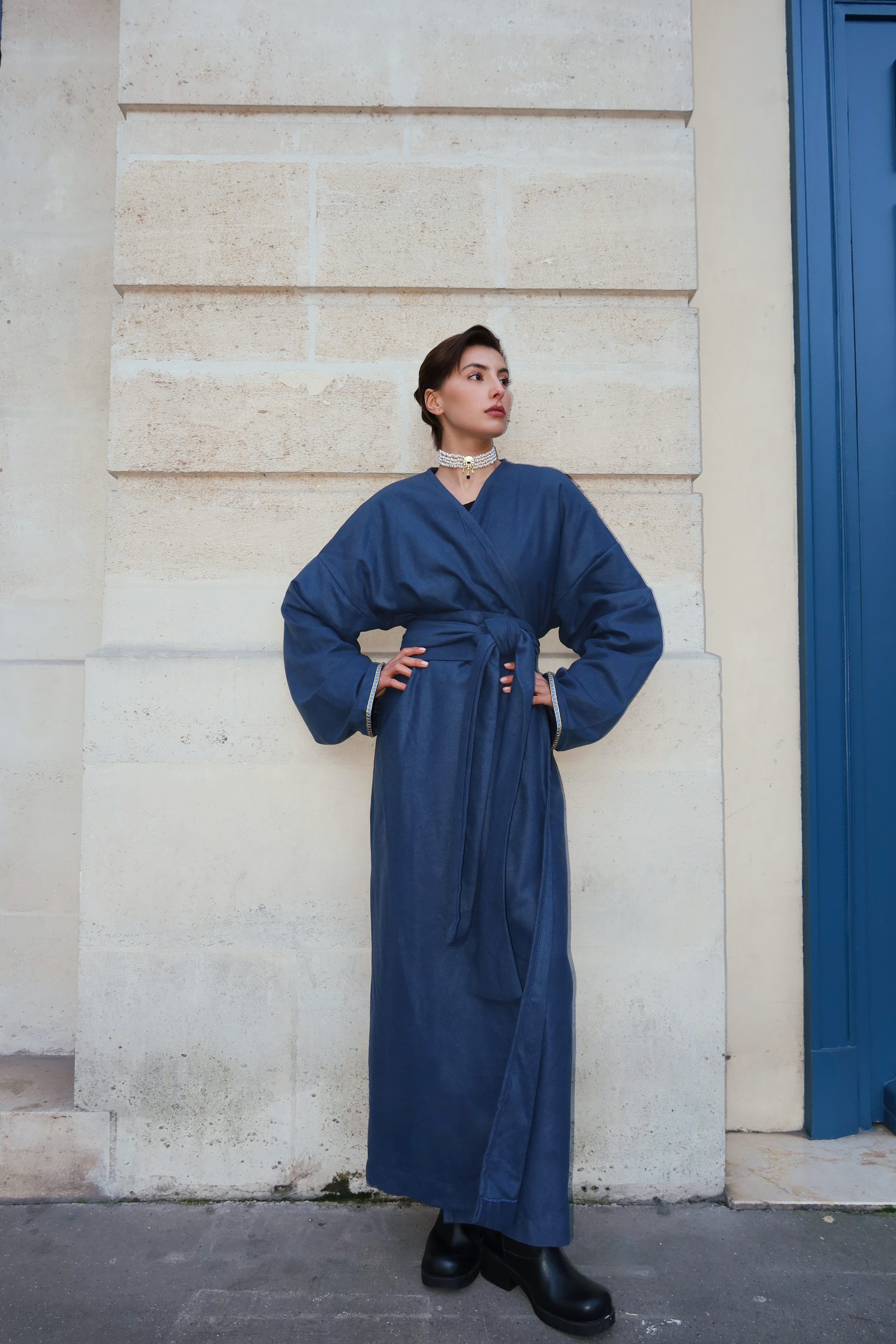 Gilet long en cachemire bleu photographié en plein pied, avec détail sfifa et style chic