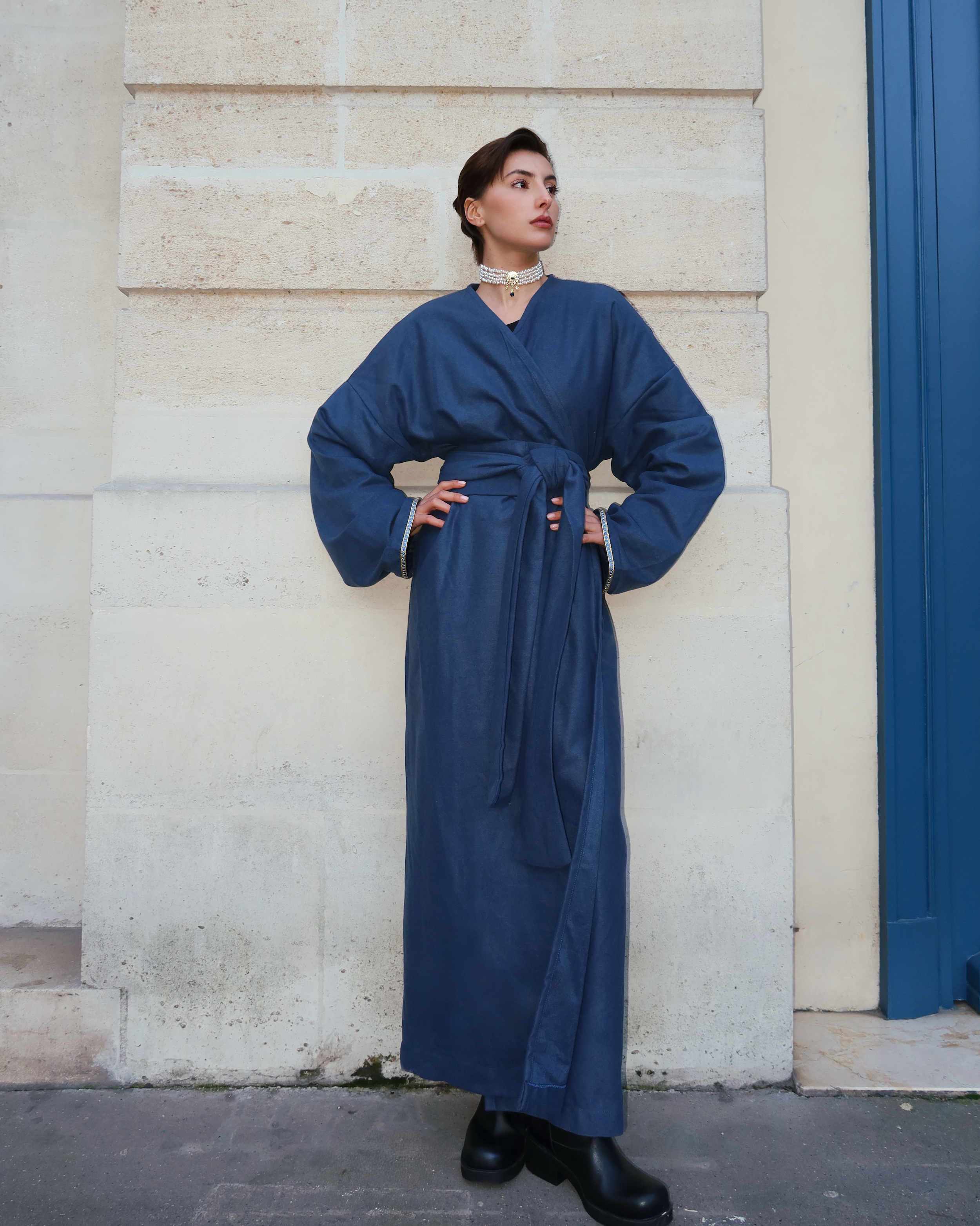 Gilet long en cachemire bleu photographié en plein pied, avec détail sfifa et style chic