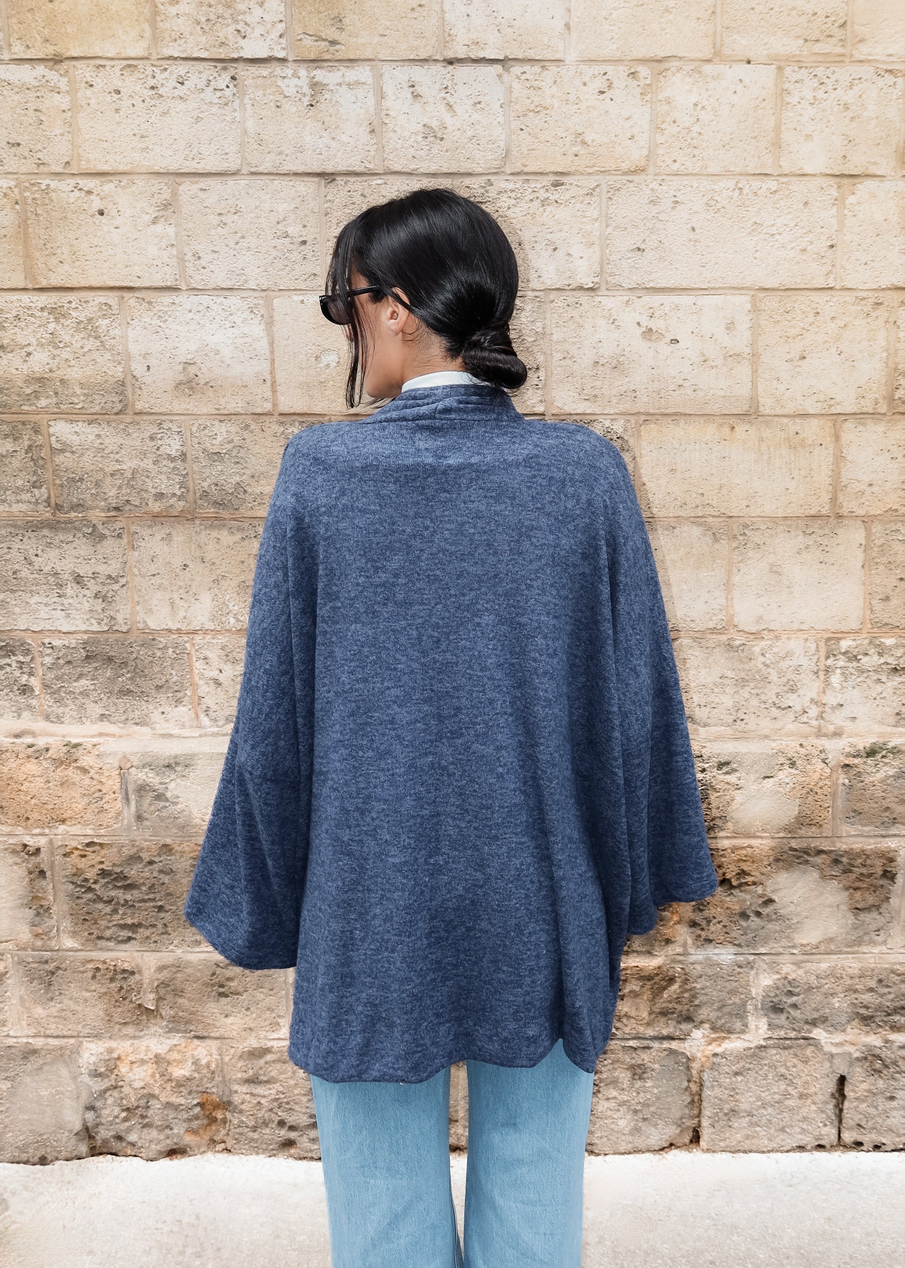 Gilet long en cachemire bleu avec crochet marocain argent vu de dos