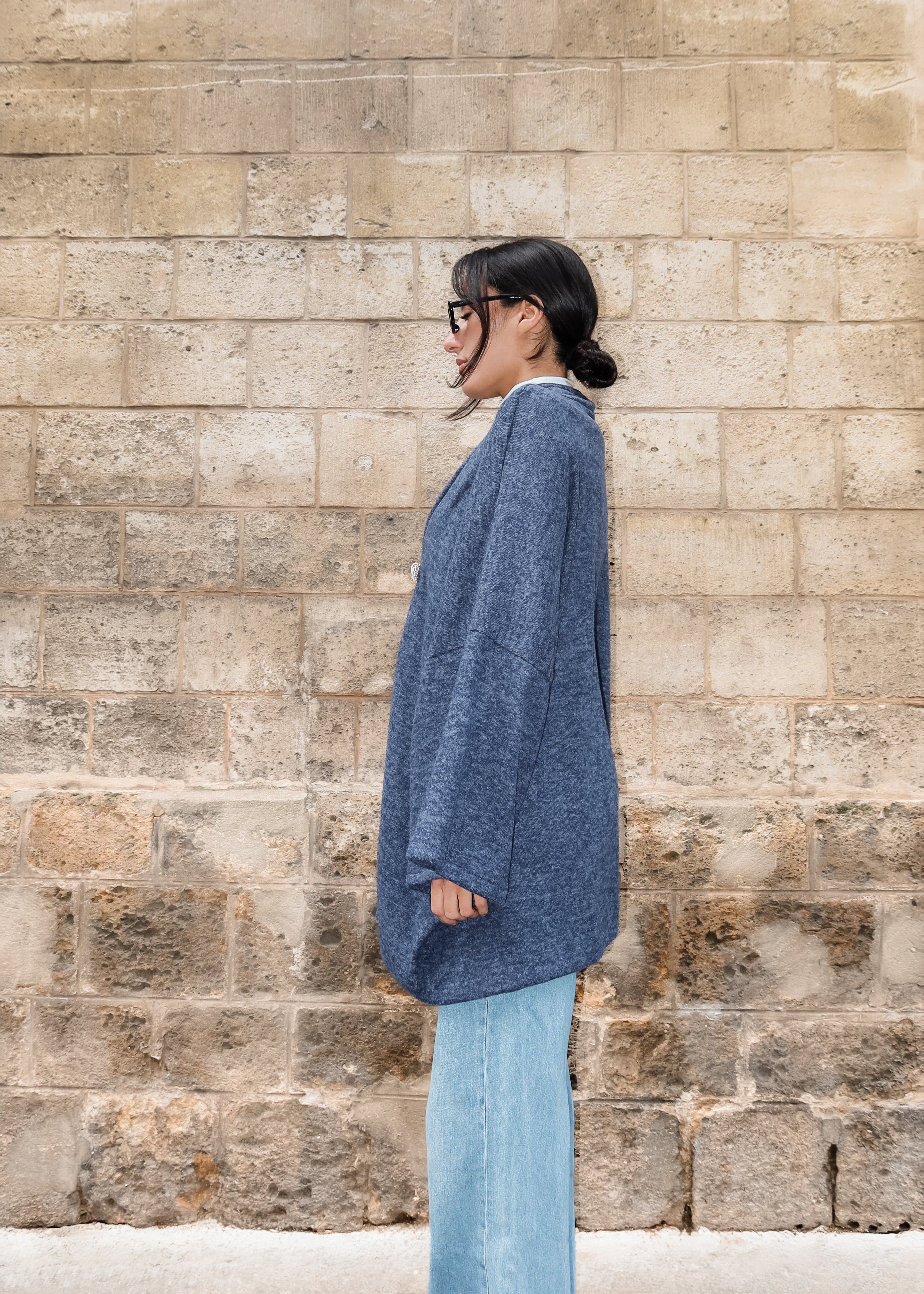 Gilet long en cachemire bleu avec crochet marocain argent vu de profil