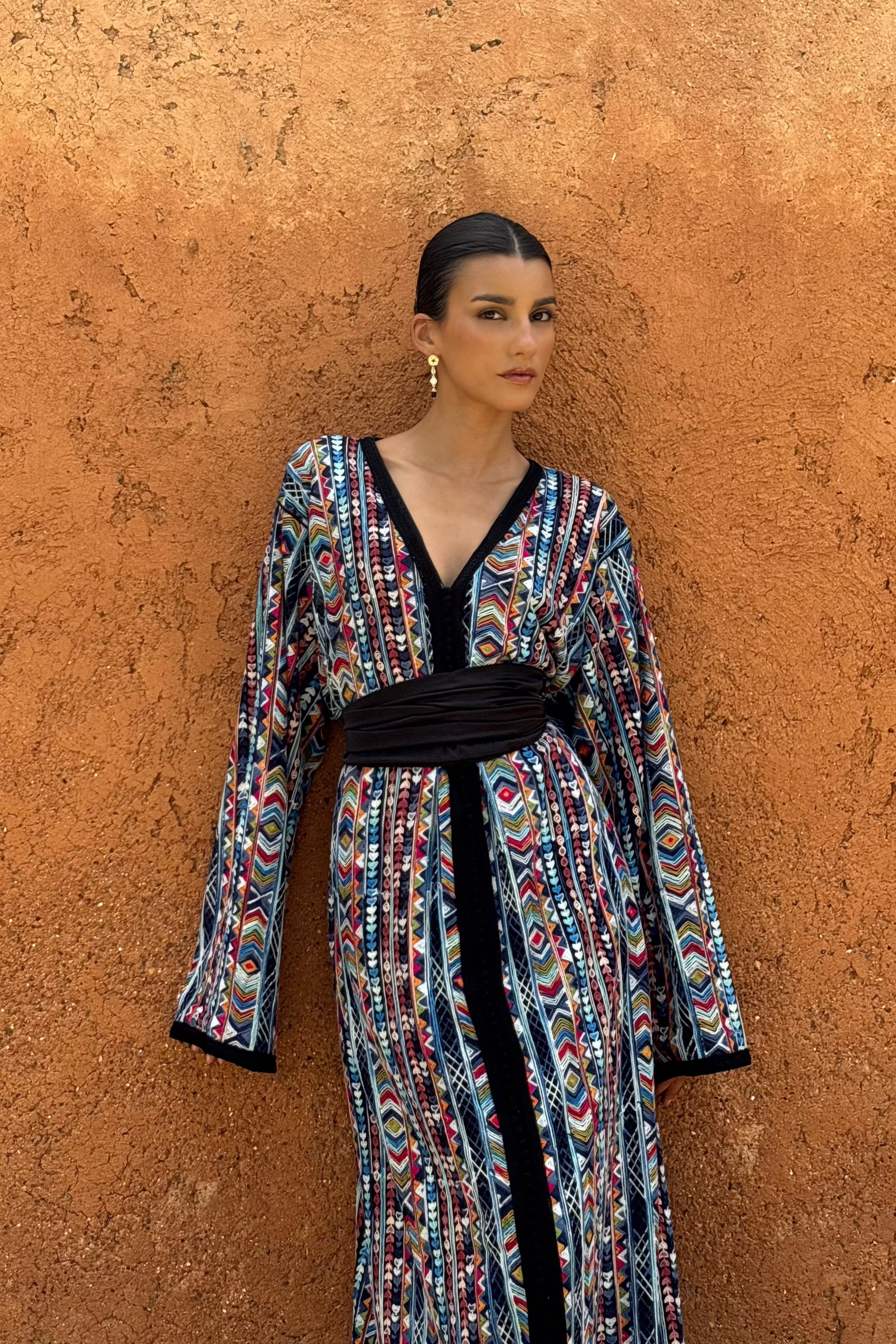 قفطان مطرز بأشكال عرقية متعددة الألوان