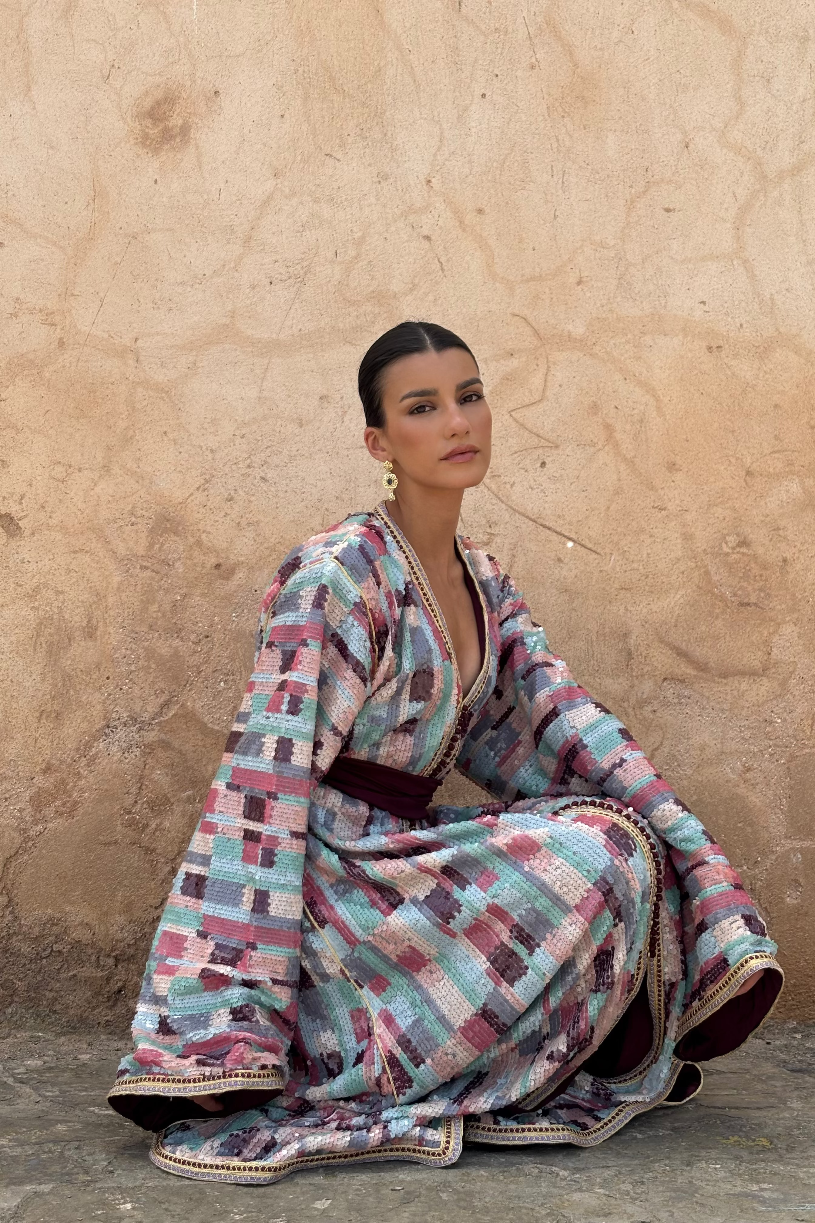 Caftan en sequins multicolores, de face