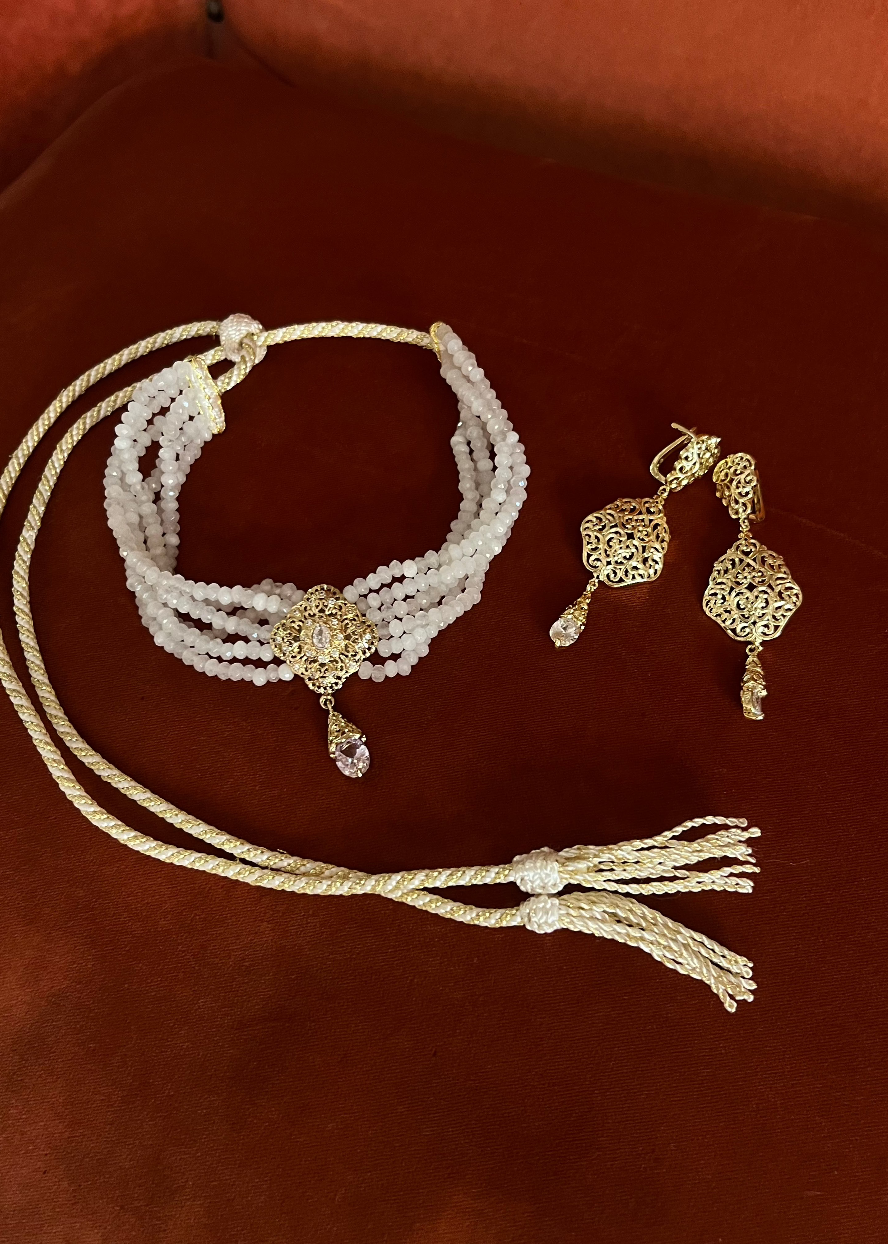 Ensemble collier et boucles d'oreilles perles blanches et doré