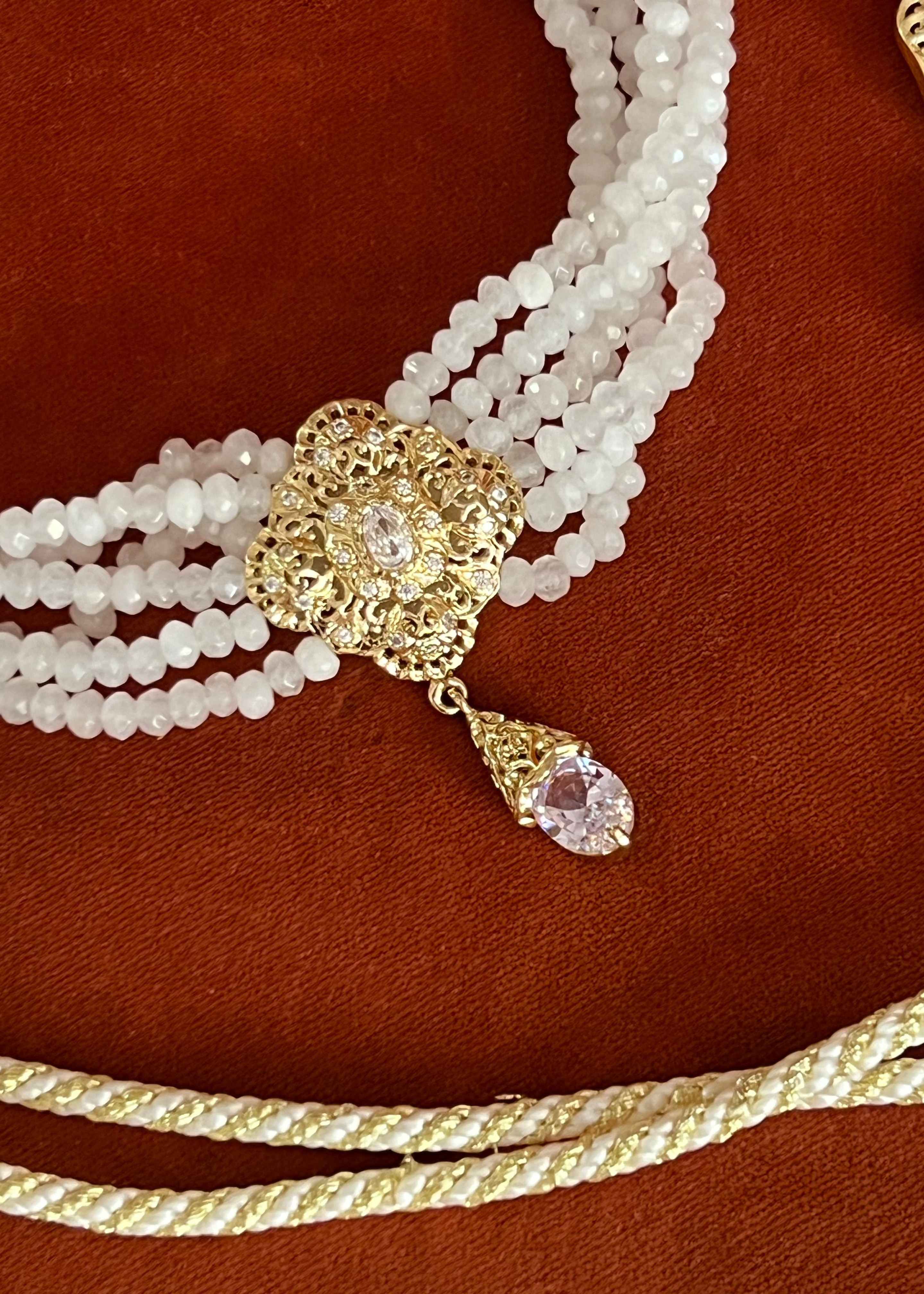 Ensemble collier et boucles d'oreilles perles blanches et doré