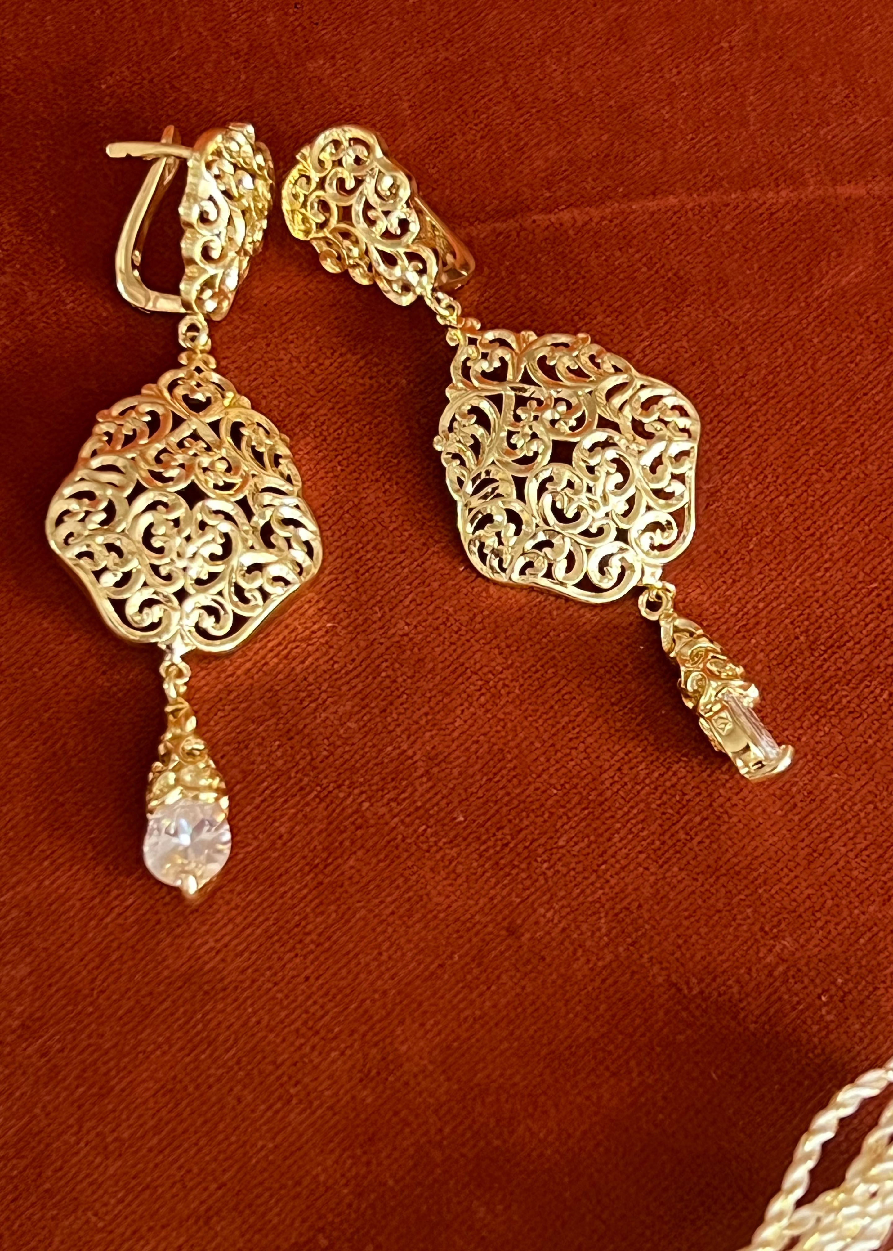 Ensemble collier et boucles d'oreilles perles blanches et doré