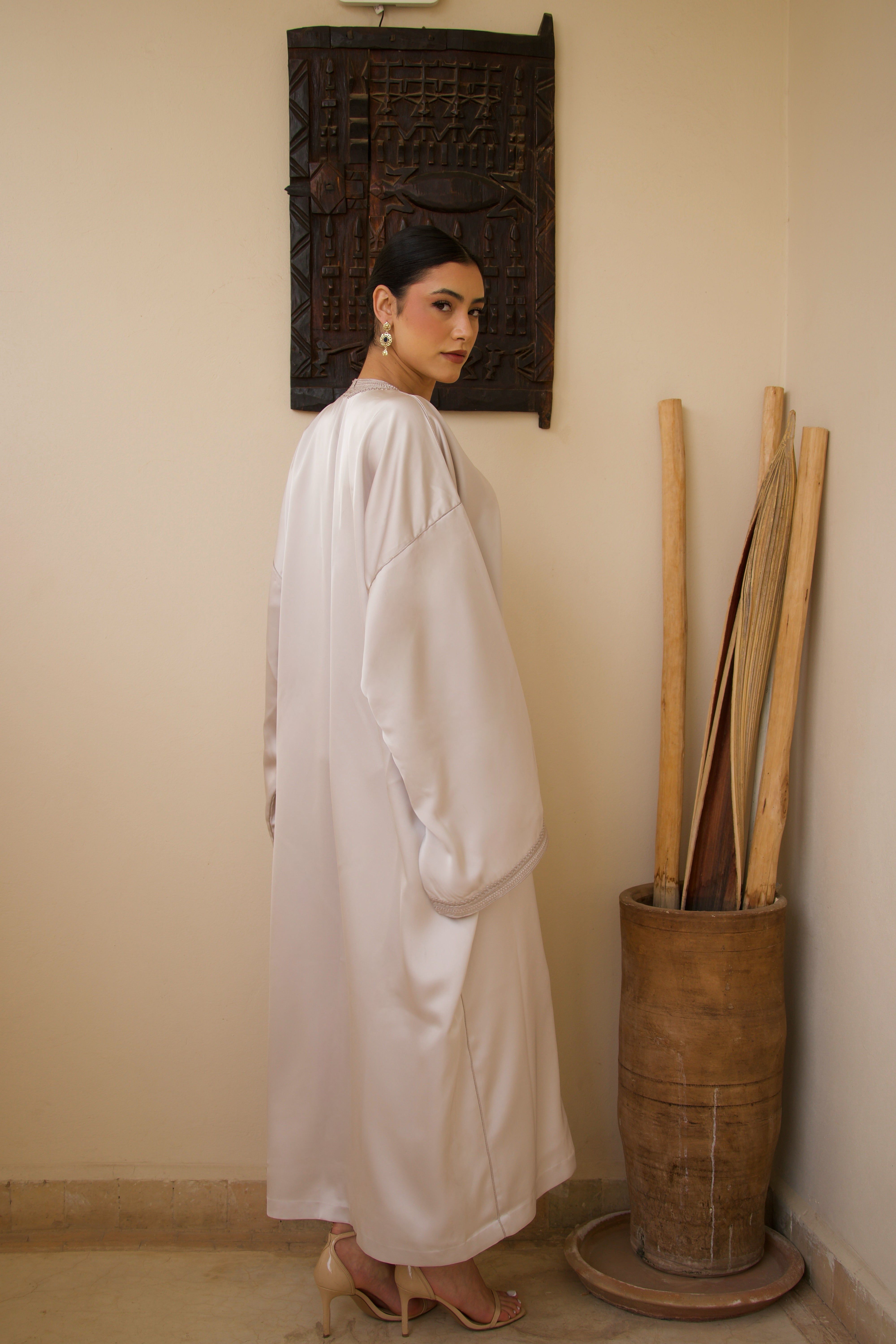 Jellaba blanche en satin duchesse avec finitions élégantes, vue de dos.