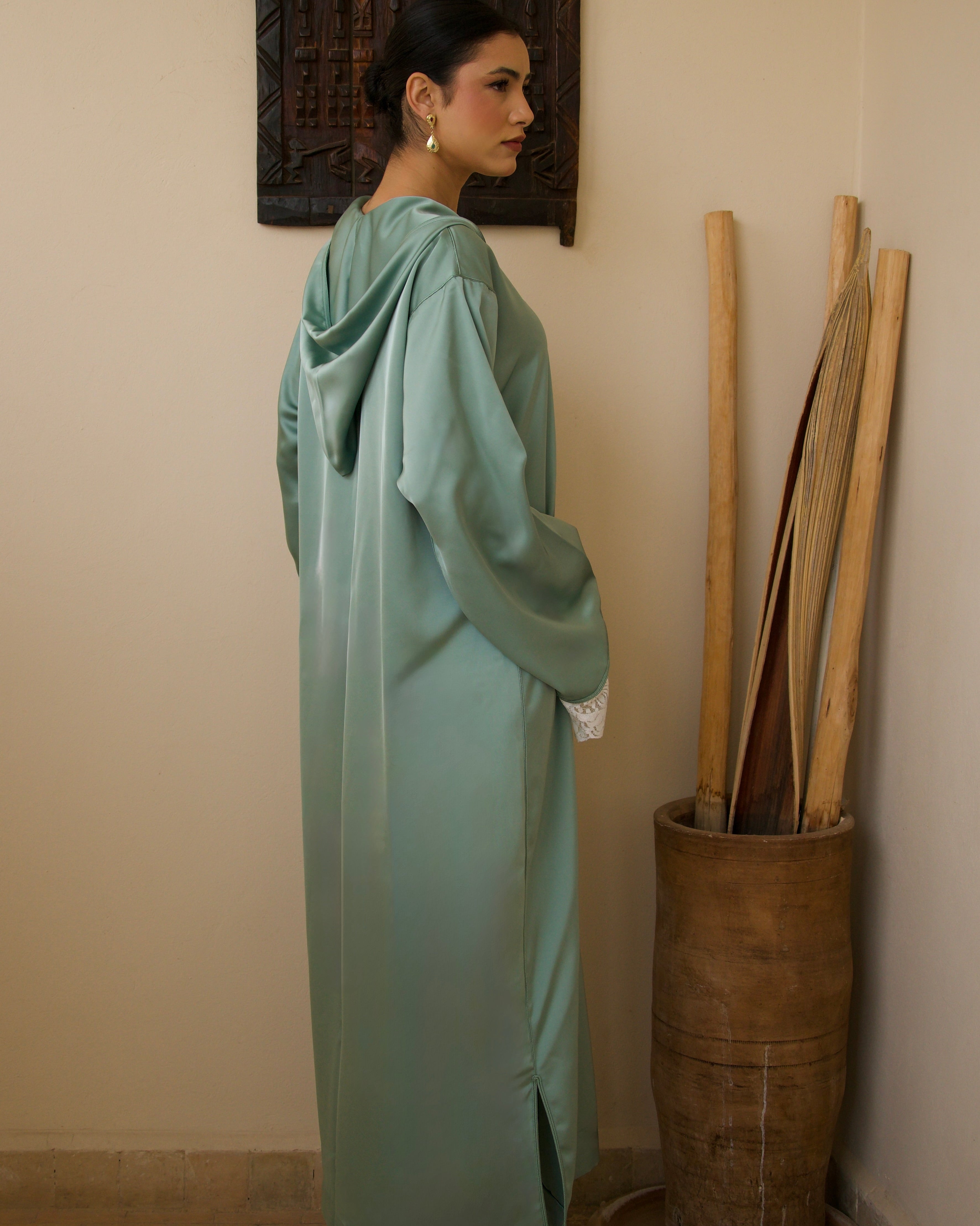 Jellaba turquoise en satin duchesse ornée de sfifa et dentelle, vue de dos.