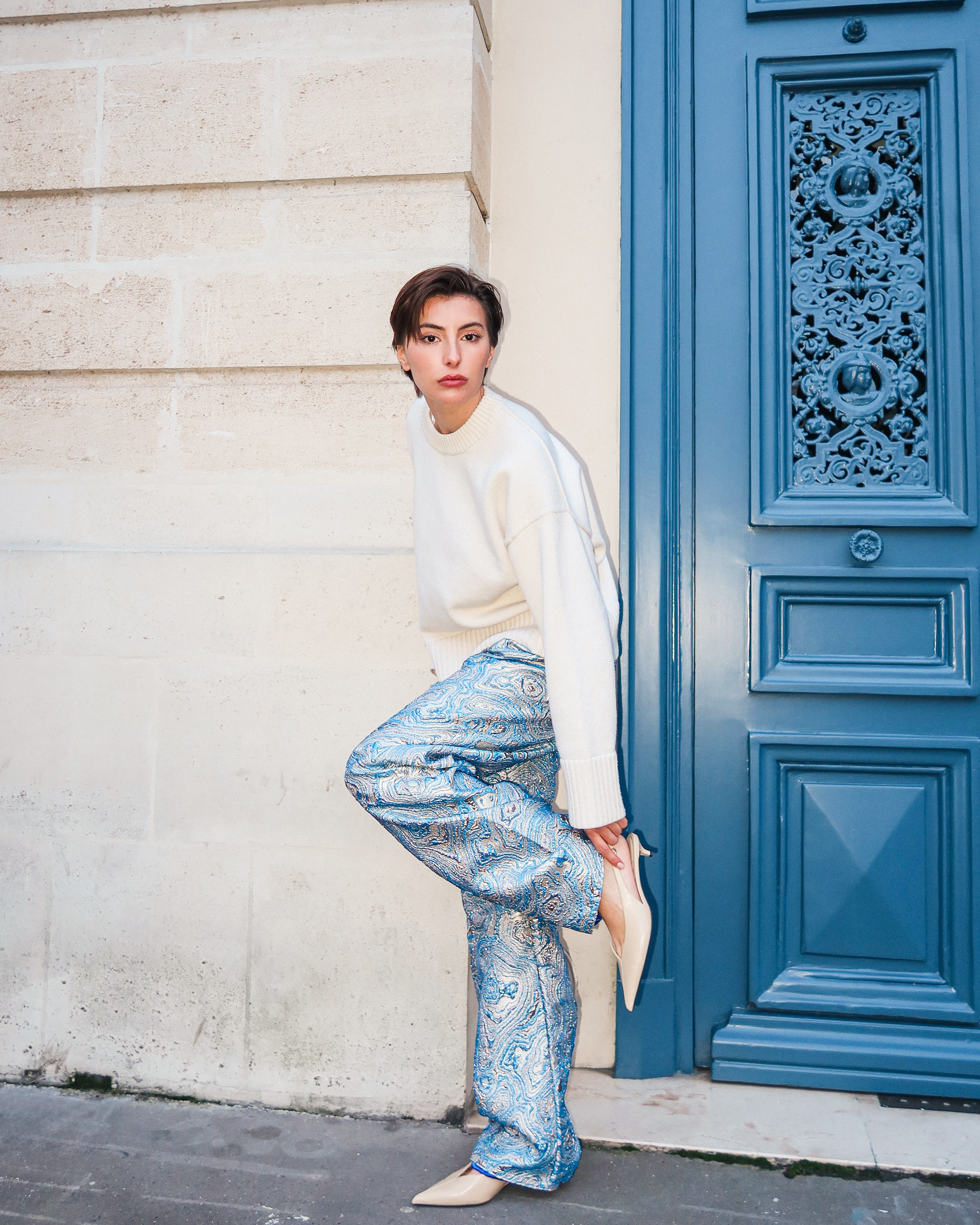 Pantalon brocard bleu vu de profil, mettant en valeur une coupe droite structurée