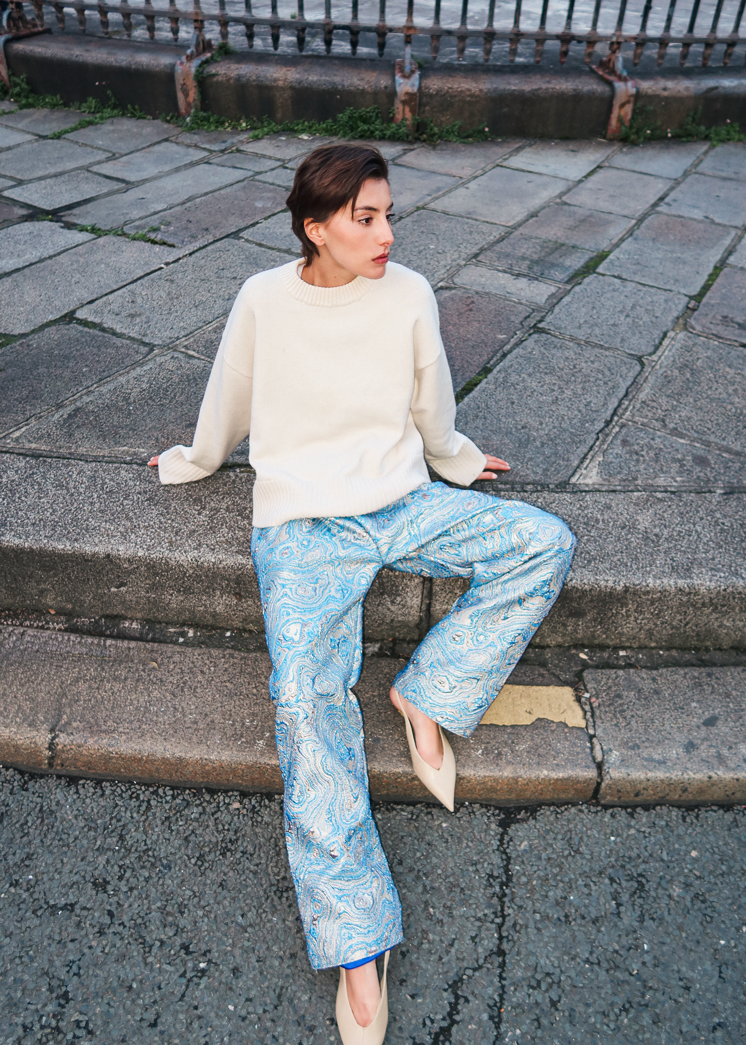 Pantalon en brocard bleu à coupe droite porté de face, élégant et raffiné