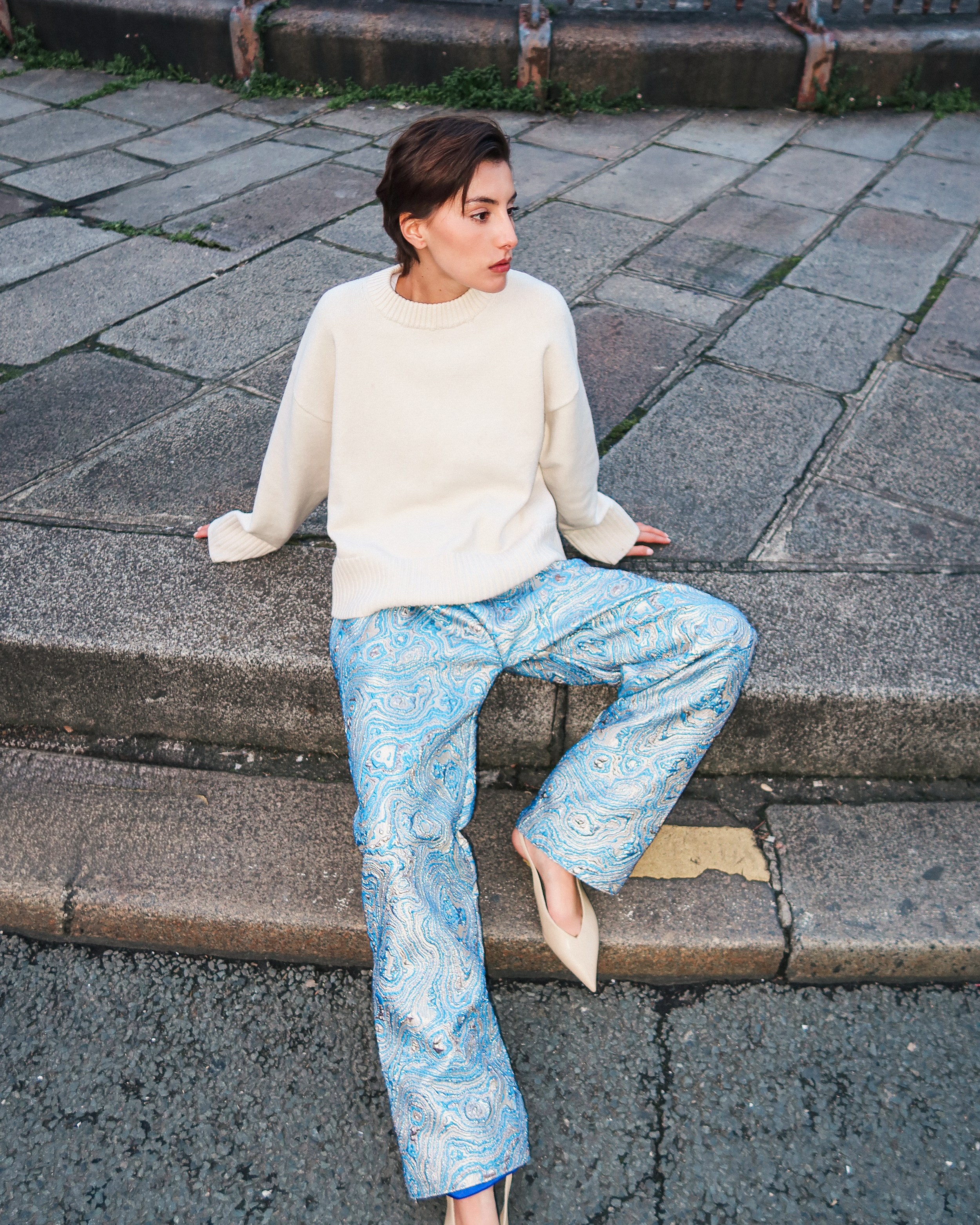 Pantalon en brocard bleu à coupe droite porté de face, élégant et raffiné