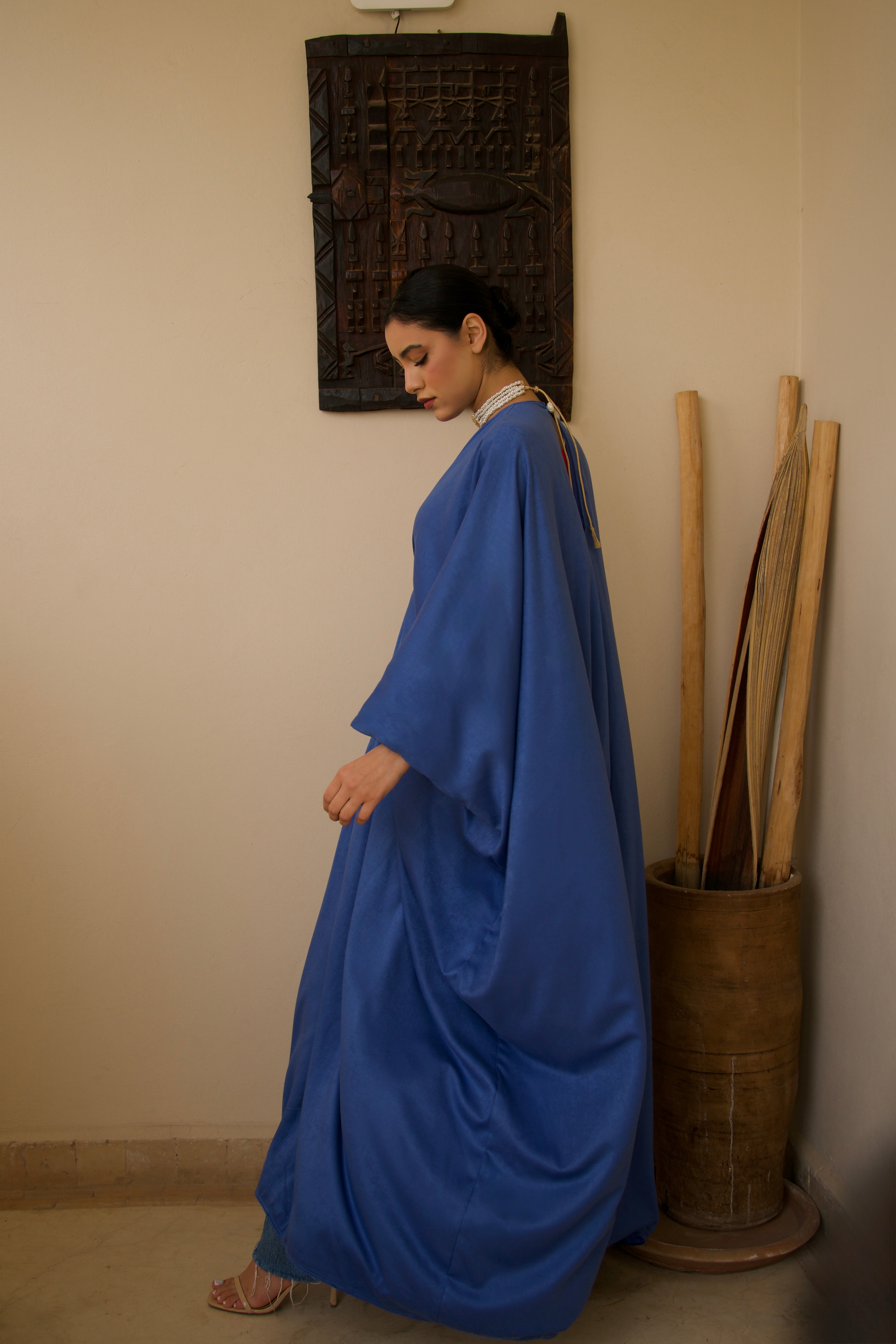 Robe longue bleue en soie mlifa fluide, vue de dos.