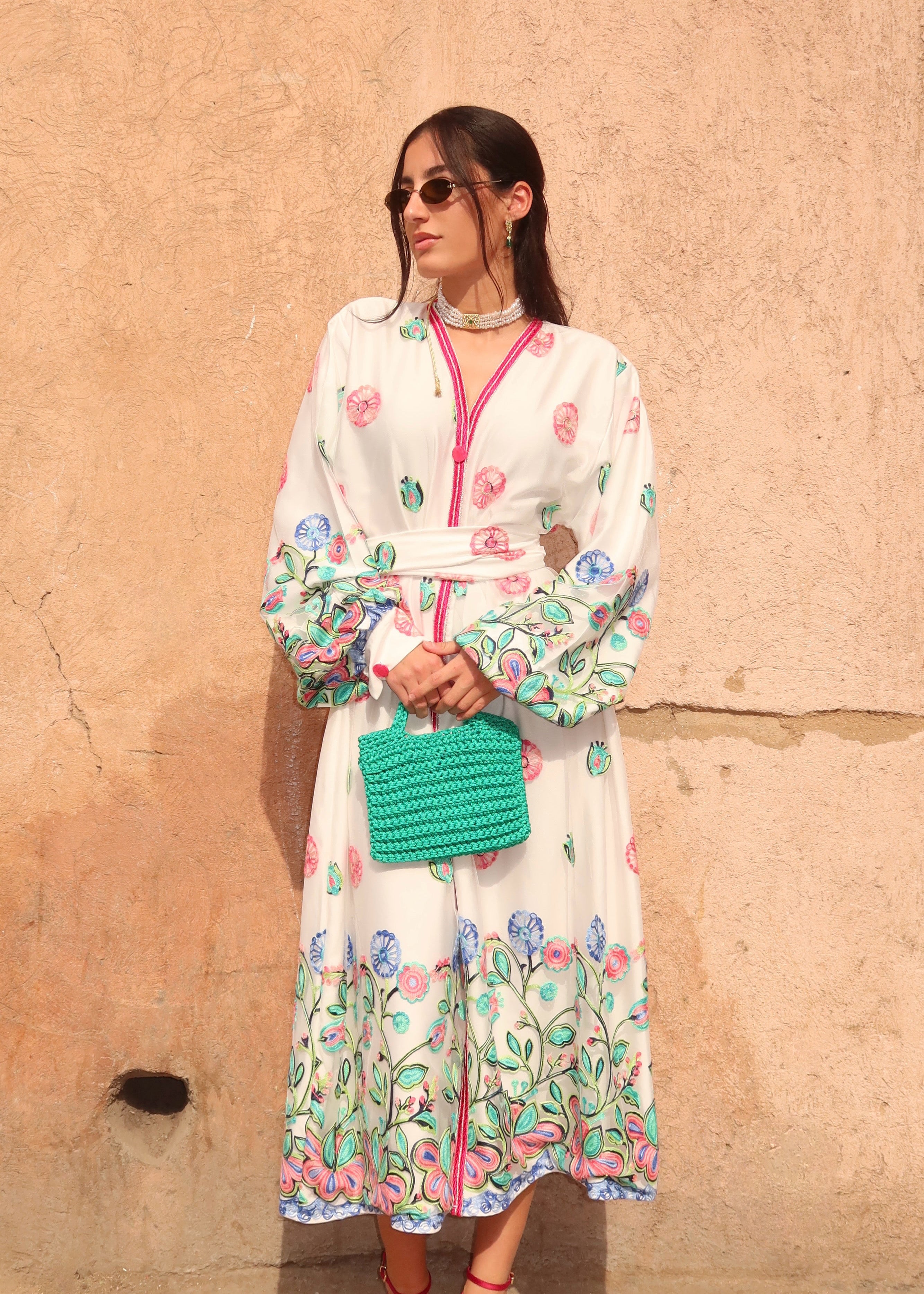 Robe longue en tulle rose brodé avec sfifa portée en plein pied, silhouette fluide et féminine