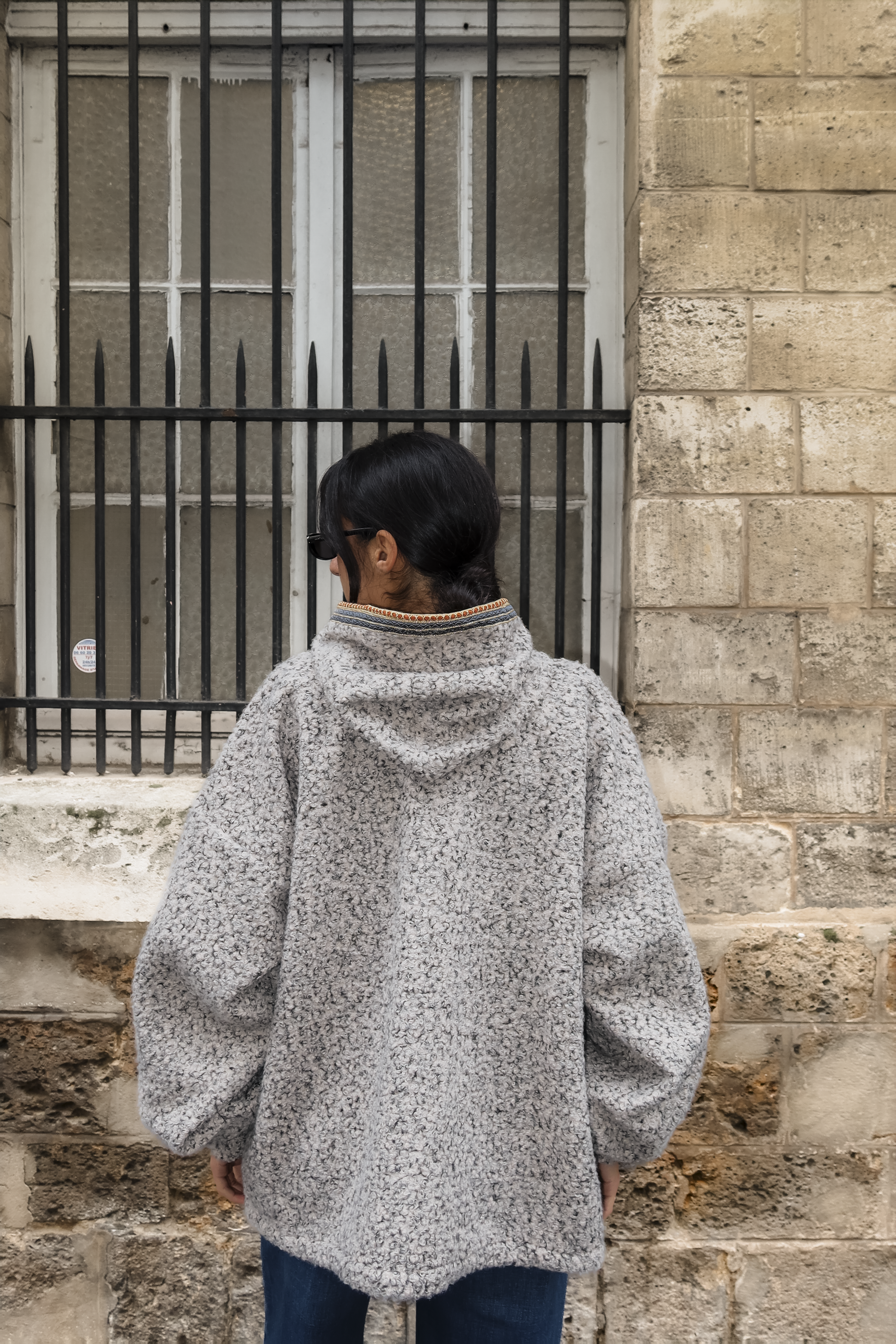 Sweat gilet en laine bouclée beige avec sfifa marocaine orange et grise vu de dos