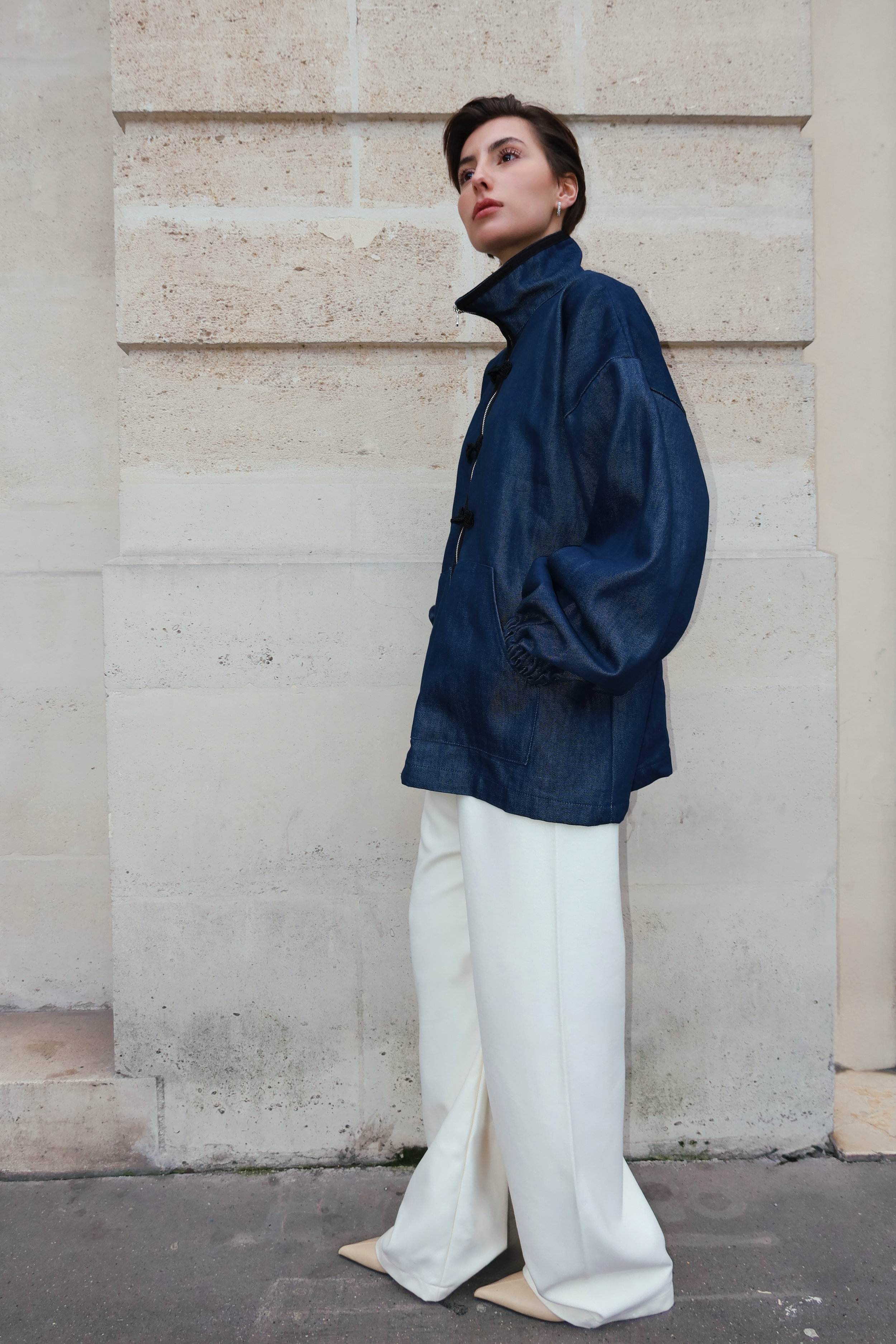 Veste en jean vue de profil, mettant en valeur une coupe moderne avec sfifa noire et taîria marocaine