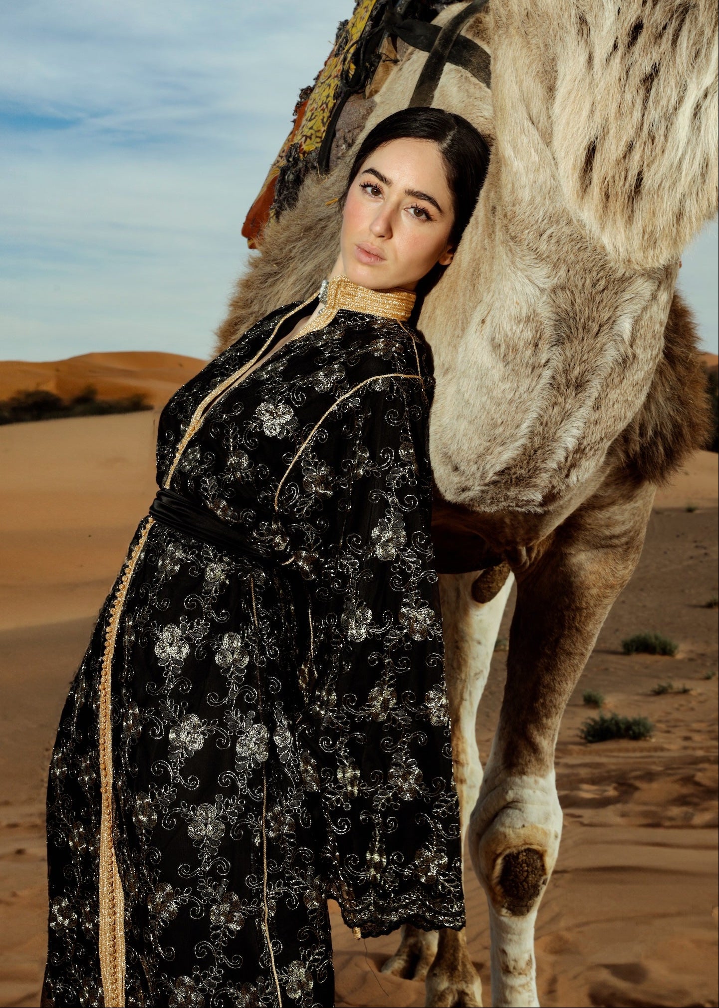 Zoom Caftan en tulle noir orné de broderies dorées et sfifa artisanale, vue de face.