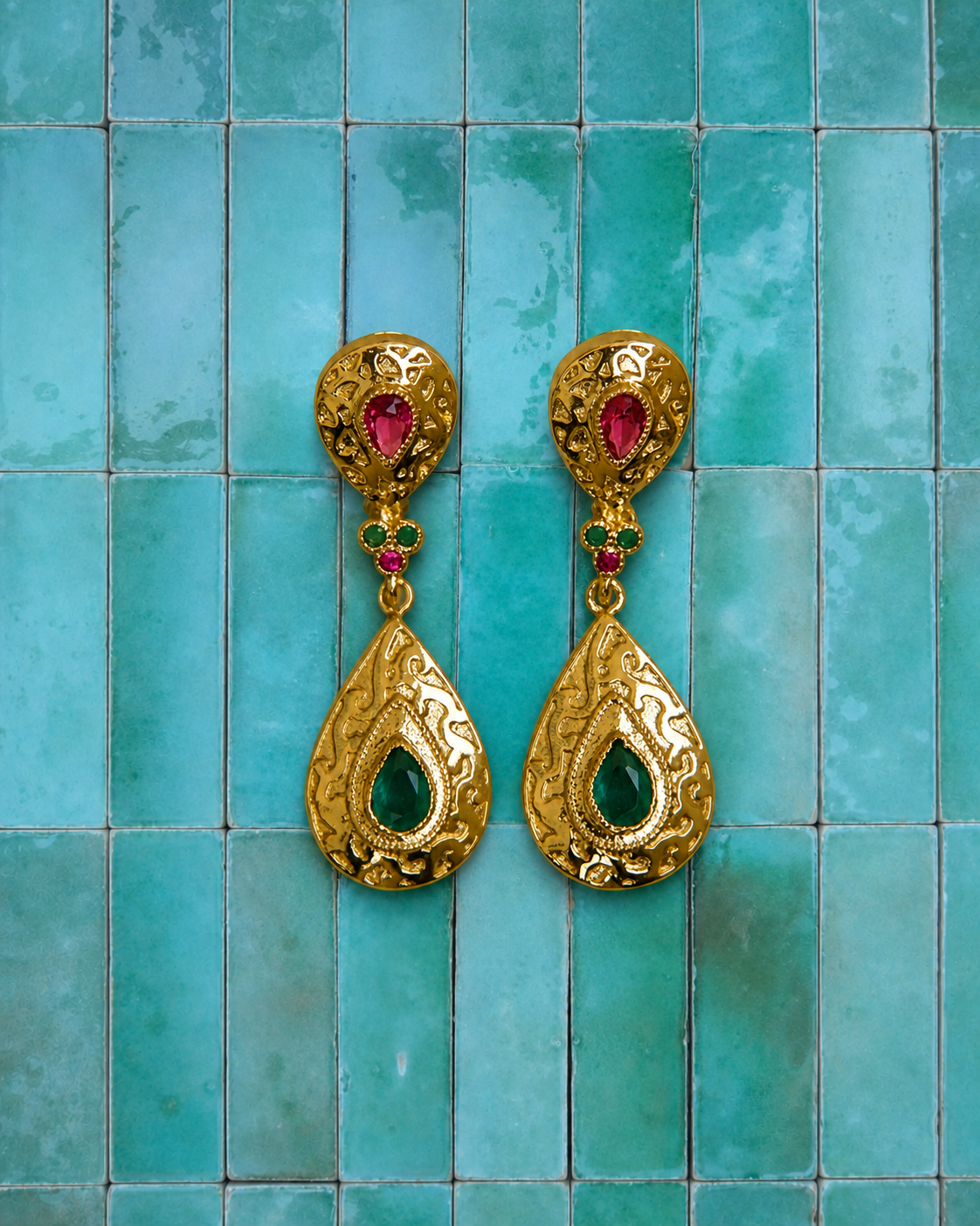 Boucles d'oreilles dorées à grandes gouttes gravées, pierres rose et verte, bijou statement oriental