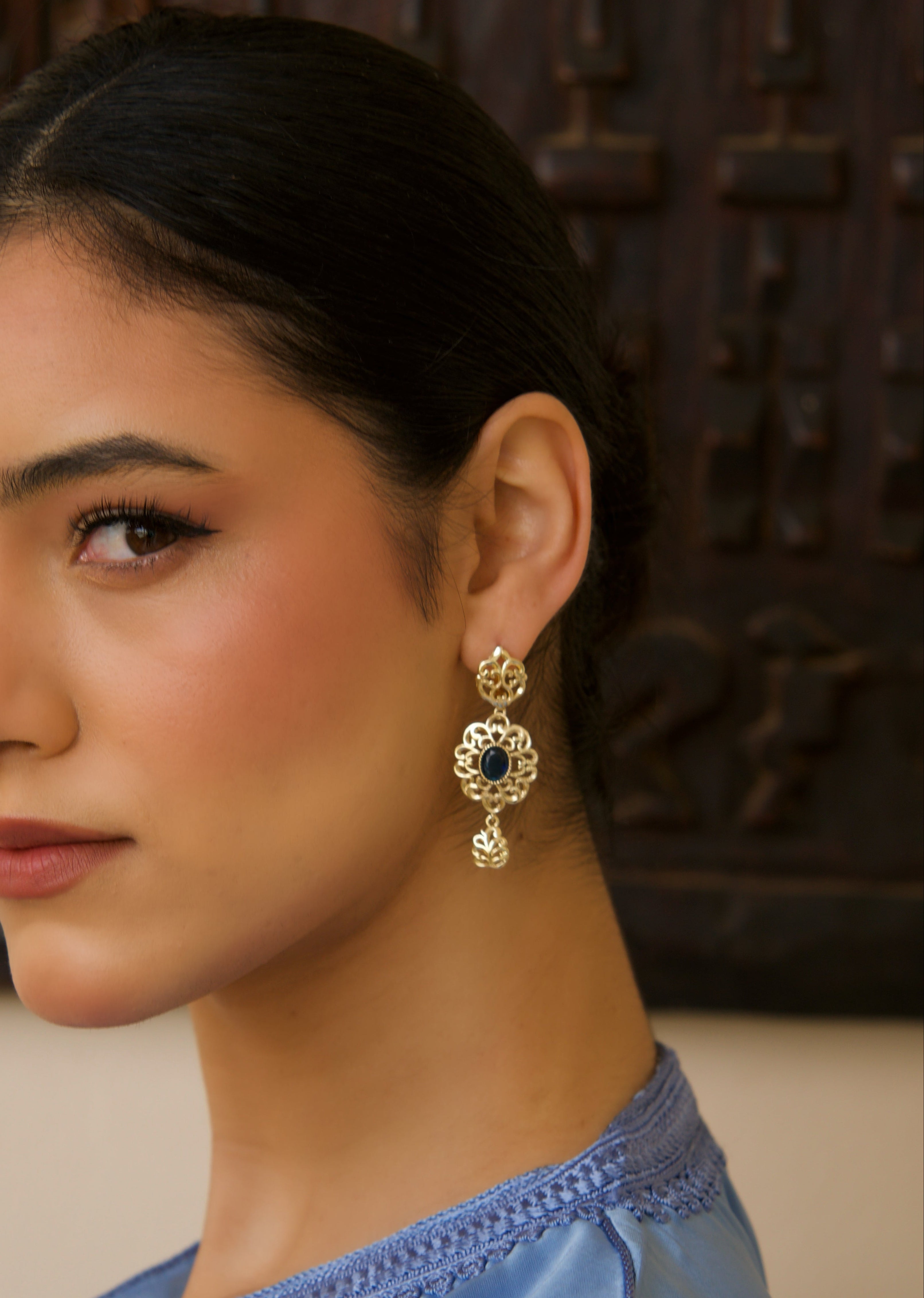 Boucles d’oreilles rondes dorées et bleues au design élégant et lumineux.