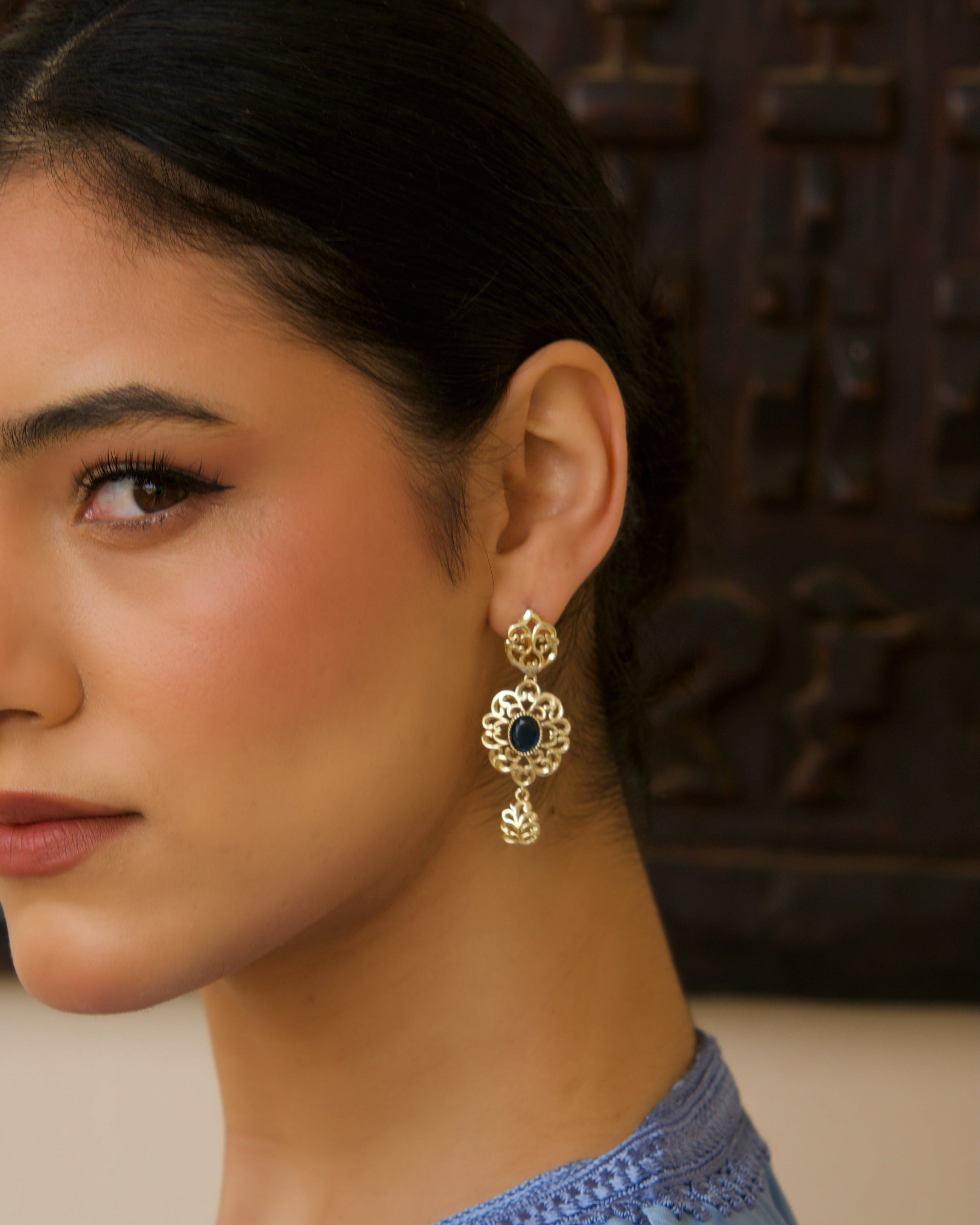 Boucles d’oreilles rondes dorées et bleues au design élégant et lumineux.