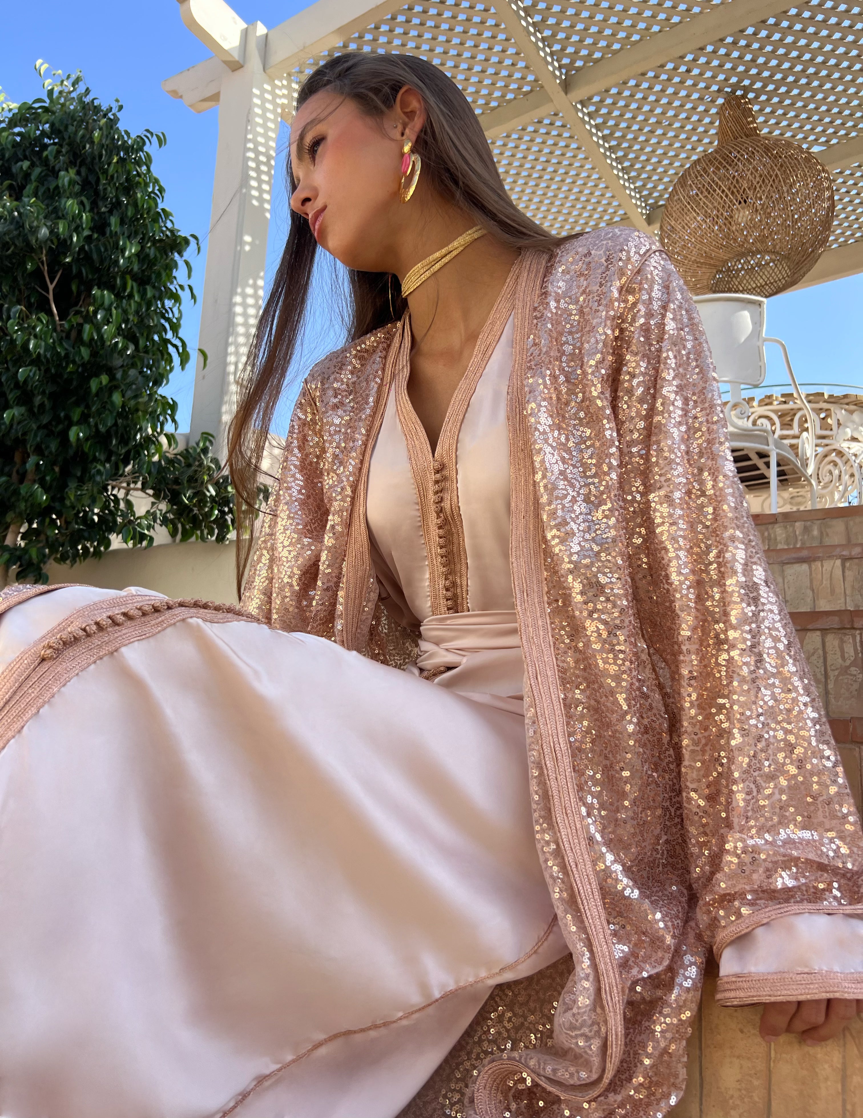 Profil du caftan beige en tulle perlé, manches travaillées et coupe élégante sur le côté