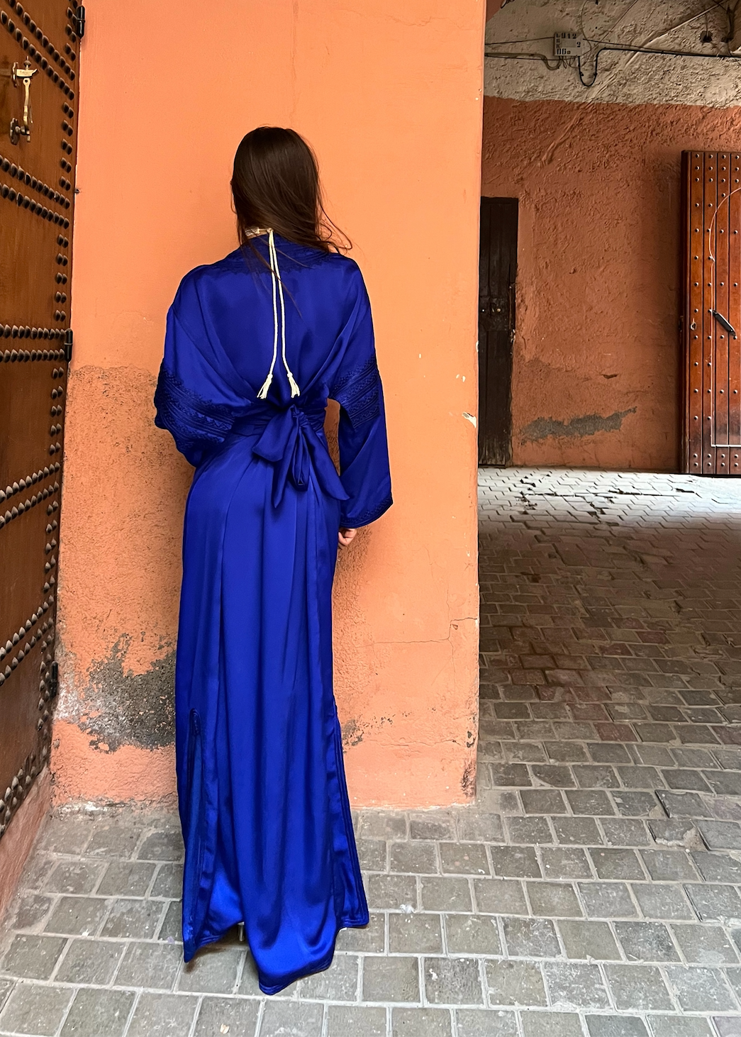 Vue arrière du caftan en drap de soie bleu brodé, coupe élégante au dos