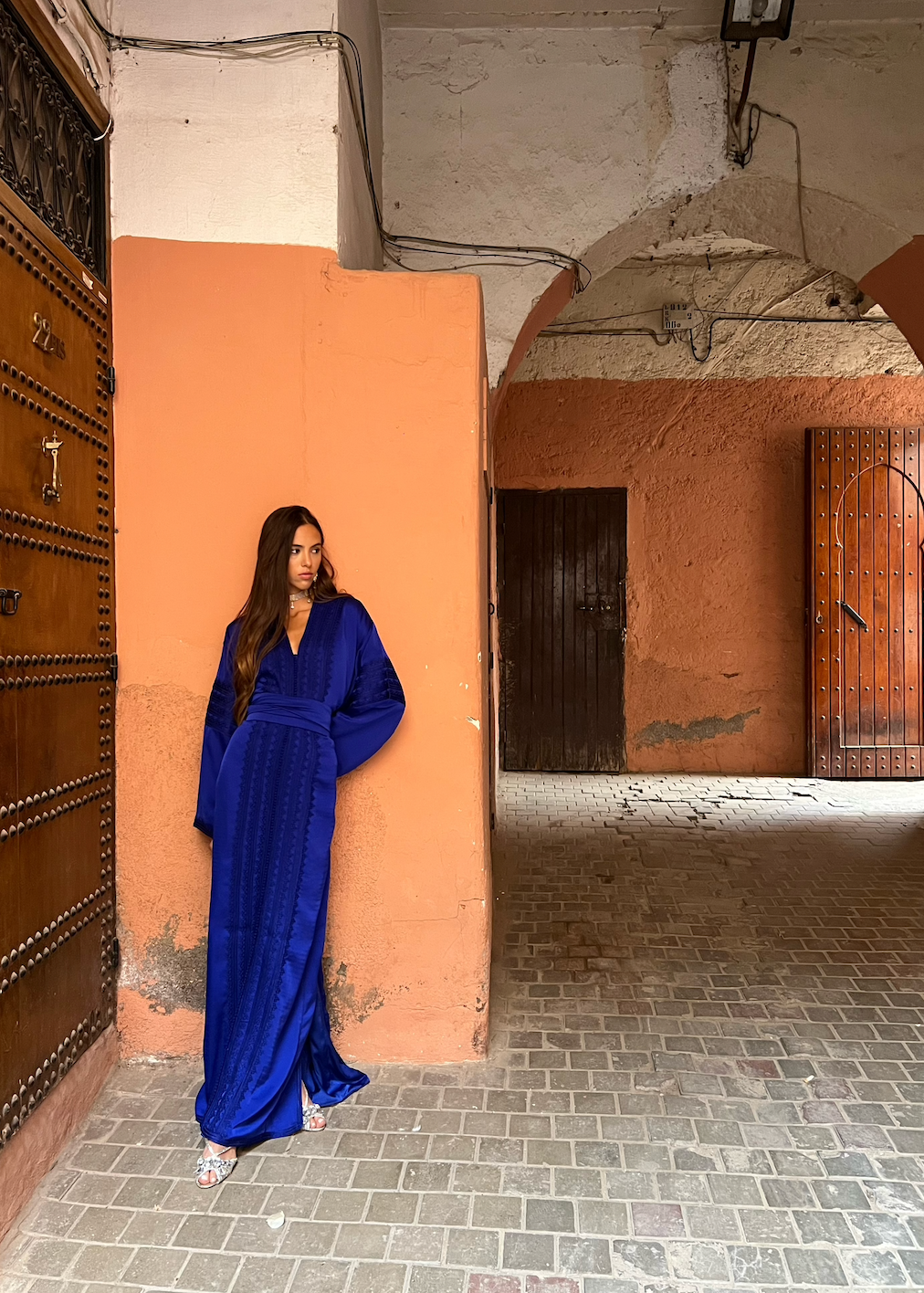 Vue de face du caftan en drap de soie bleu brodé, col élégant et détails visibles